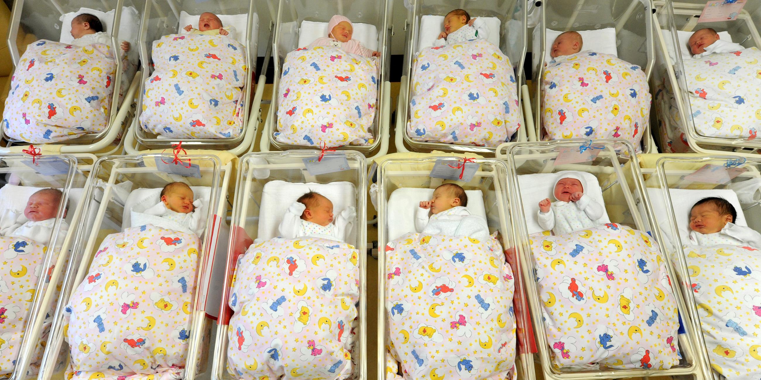 Babys liegen zusammen auf der Neugeborenenstation im Krankenhaus St. Elisabeth und St. Barbara in Halle, Archivbild