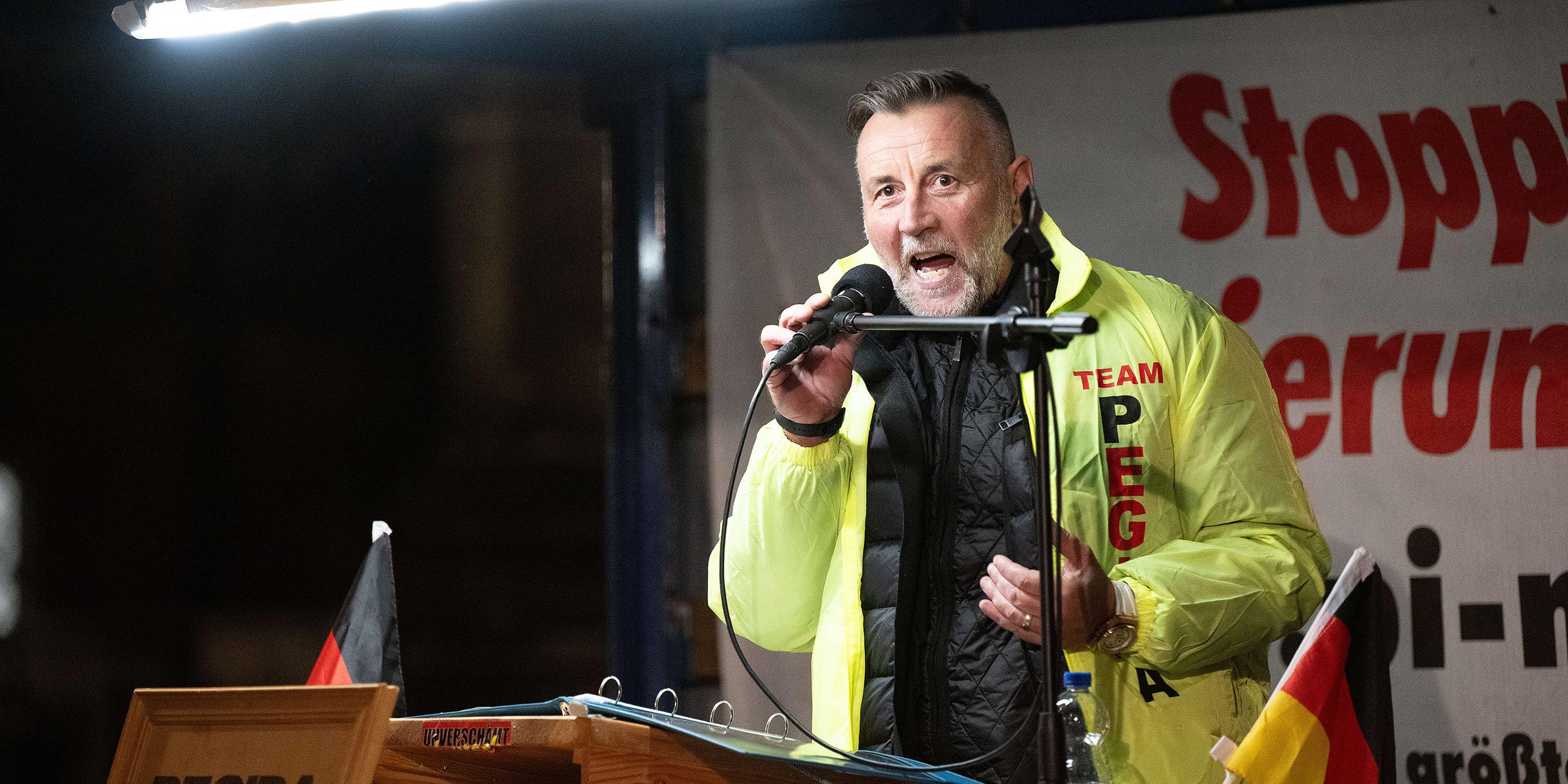 Archiv: Lutz Bachmann bei Pegida-Demo in Dresden 2023