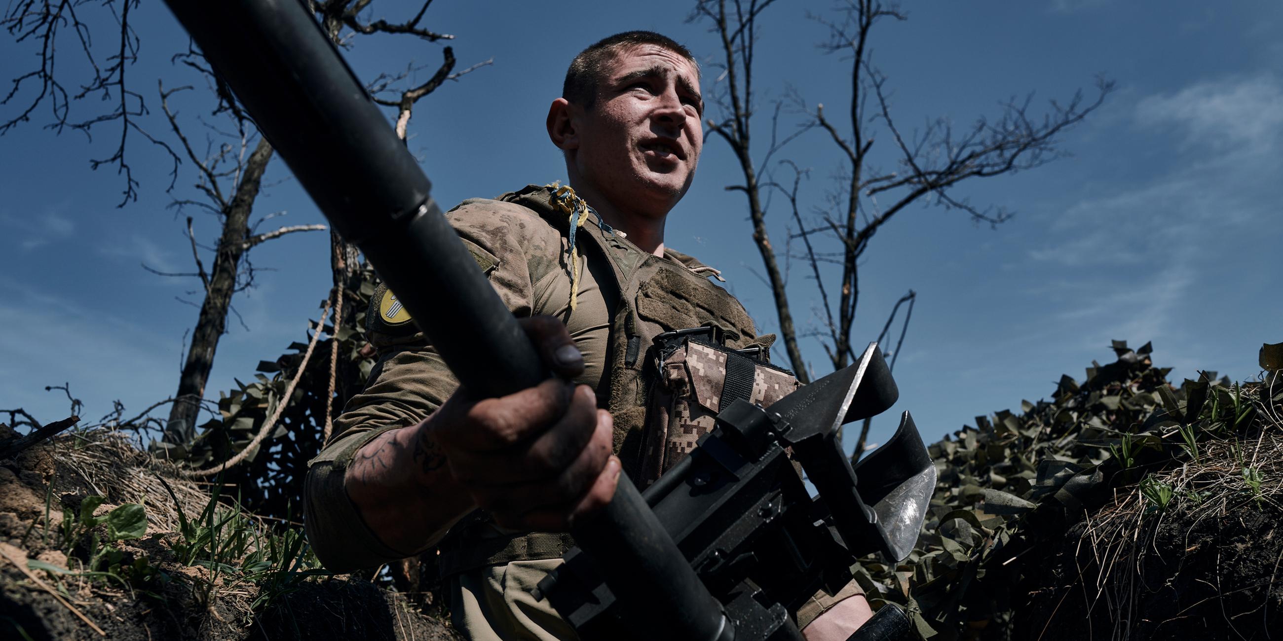 Das Bild zeigt einen ukrainischen Soldat in Bachmut.