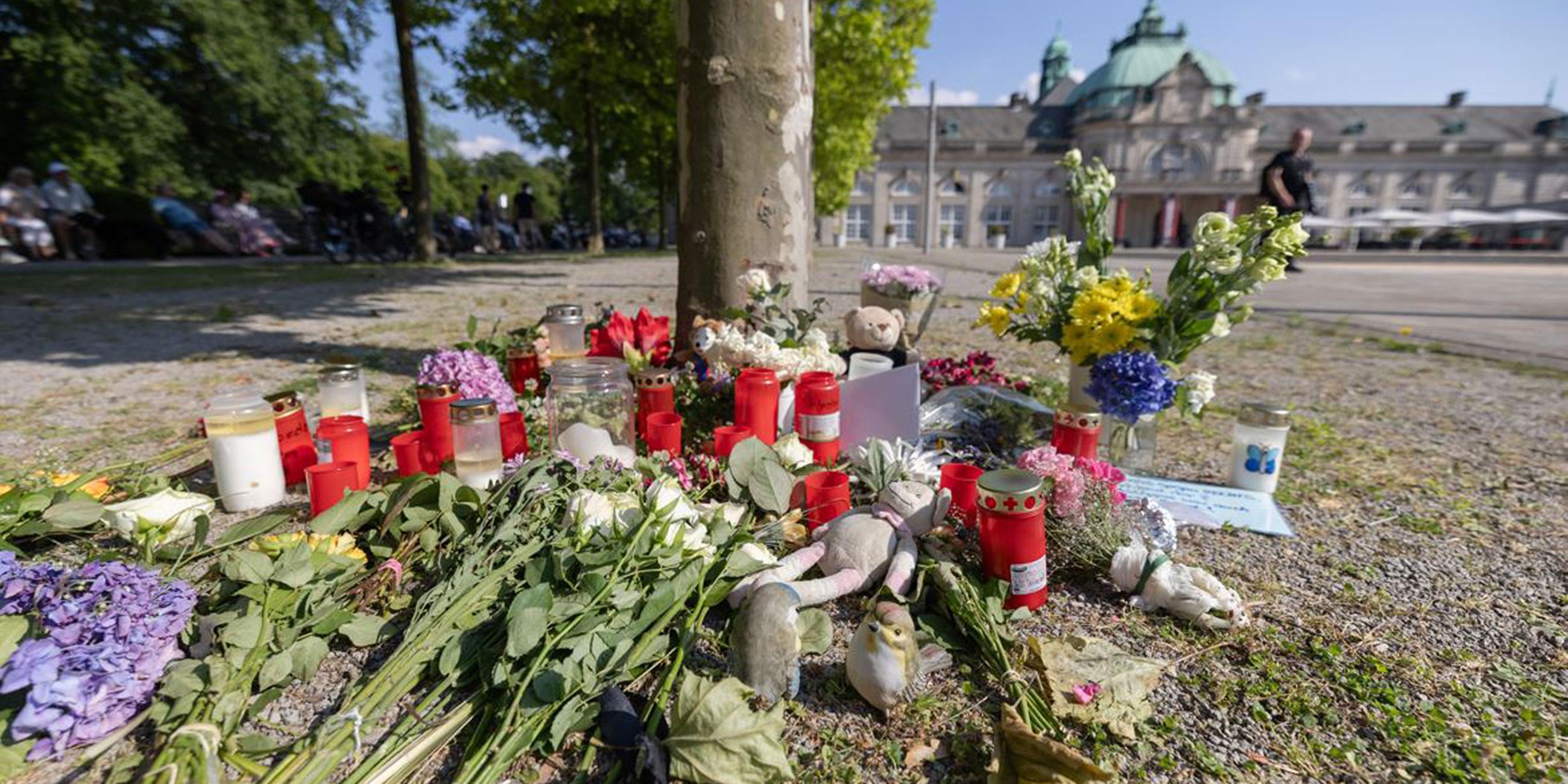 Blumen und Kerzen am Tatort in Bad Oeyhausen
