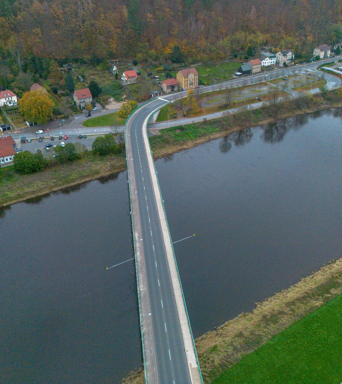 Gesperrte Elbbrücke in Bad Schandau auf Luftaufnahme mit Drohne