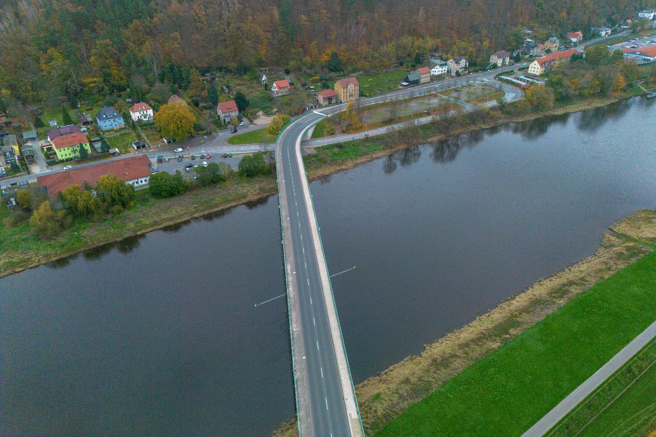 Die gesperrte Elbbrücke in Bad Schandau auf einer Luftaufnahme.