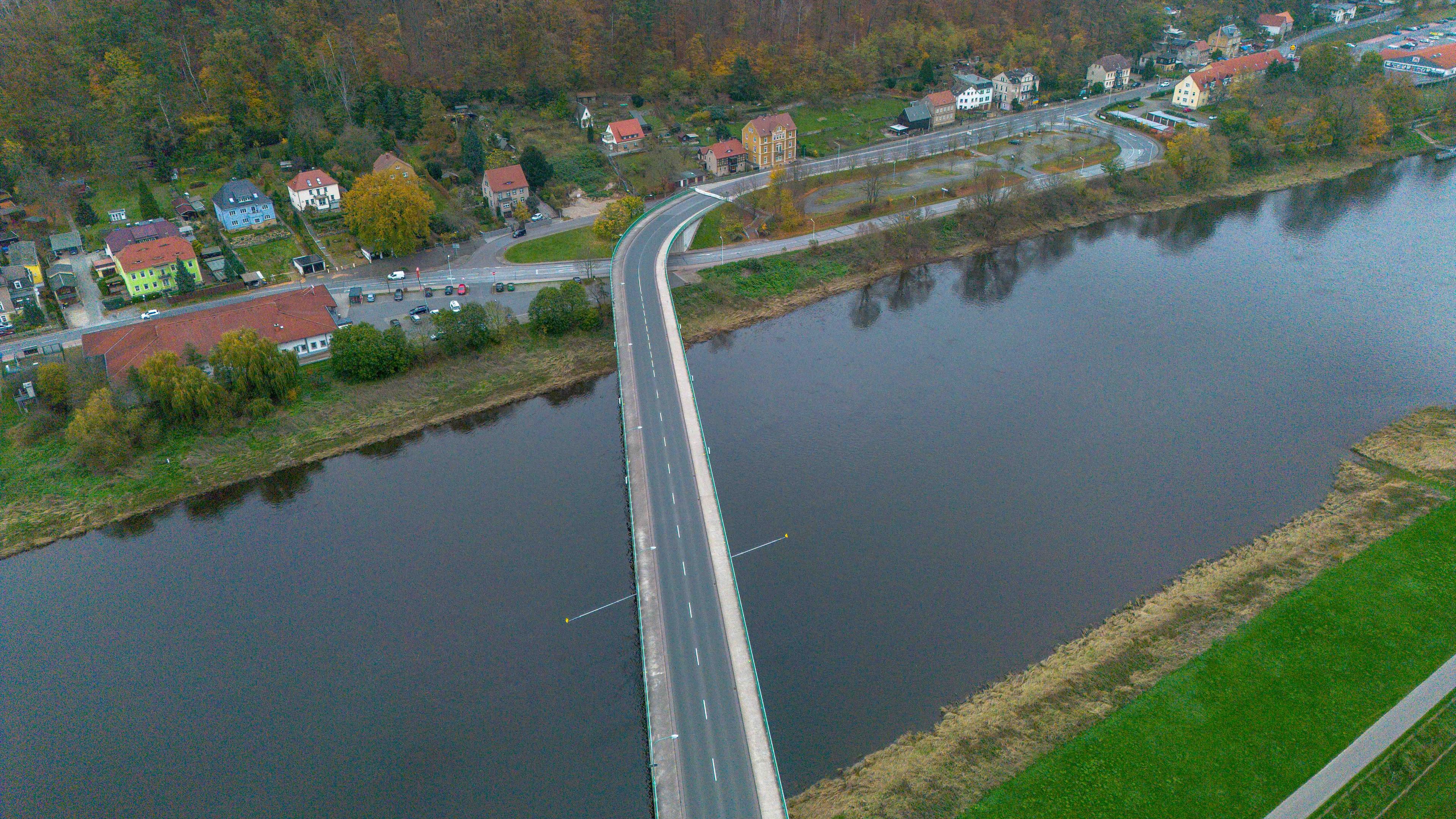 Gesperrte Elbbrücke in Bad Schandau auf Luftaufnahme mit Drohne