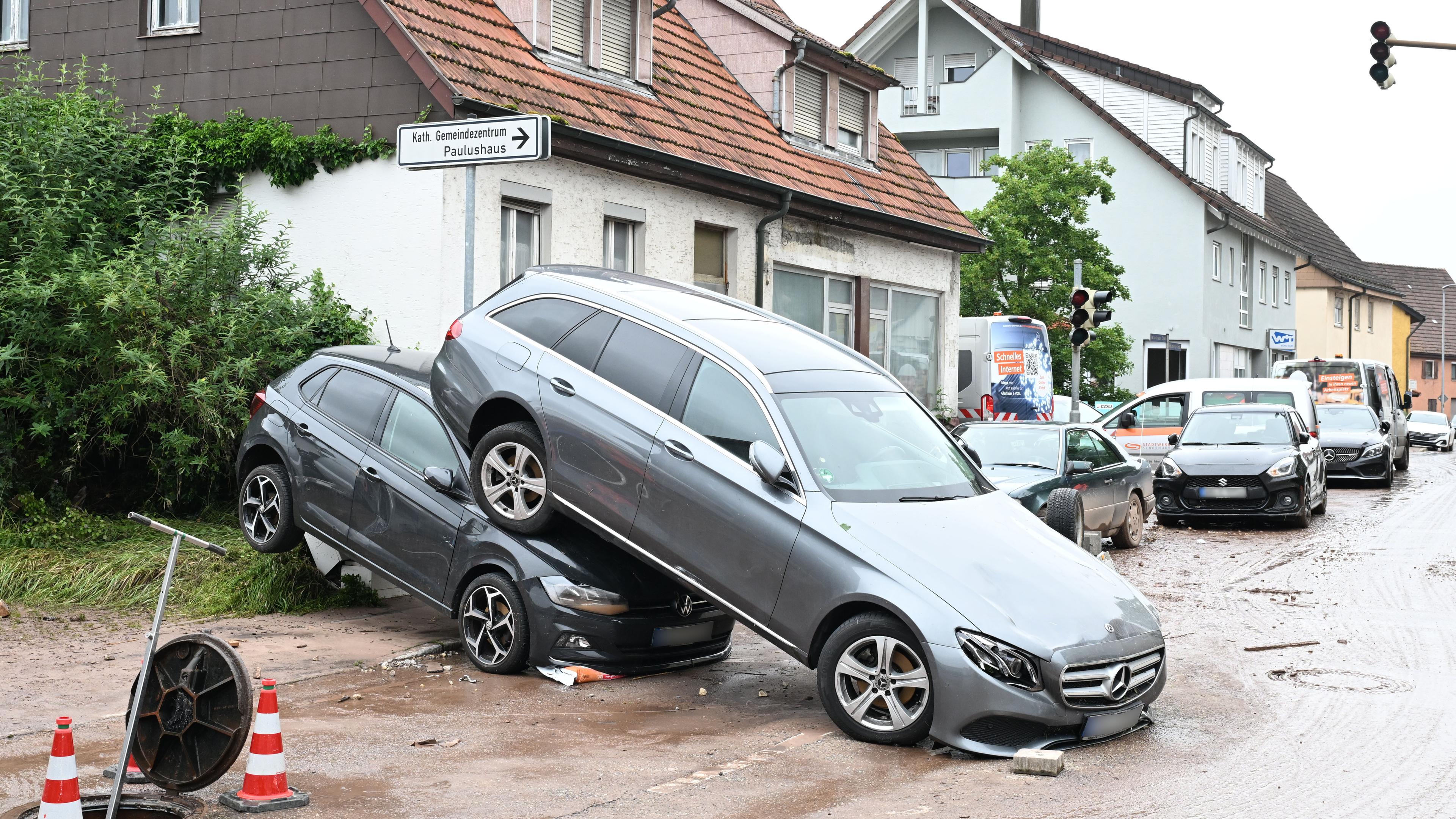 Aufgespülte Autos nach Hochwasser in Baden-Württemberg