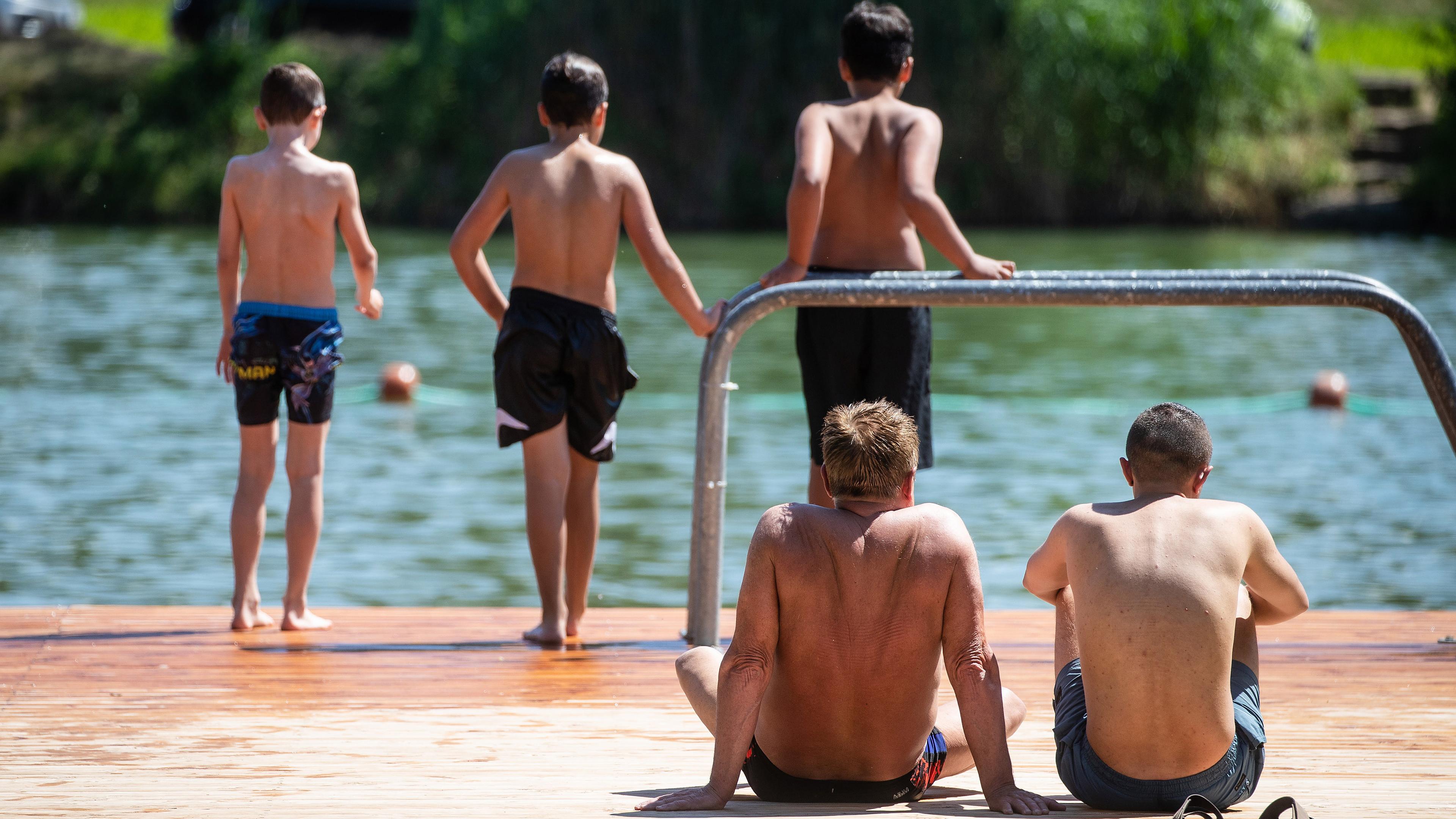 Menschen beim Baden im Badesee Plüderhausen