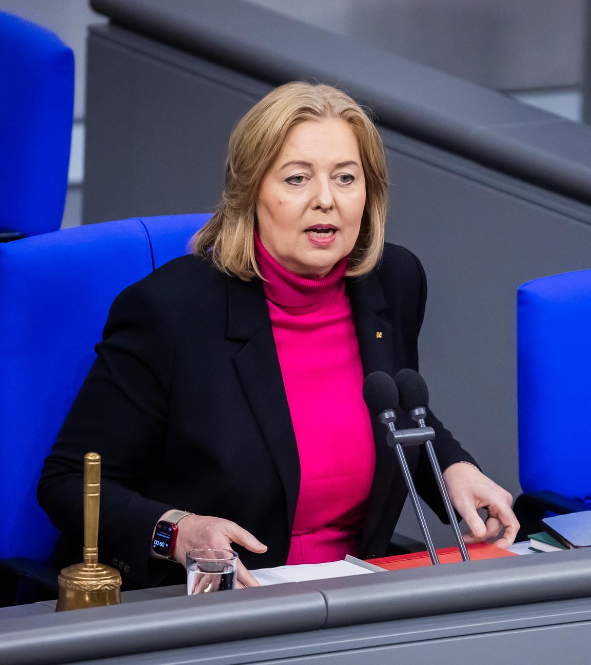 Berlin: Bundestagspräsidentin Bärbel Bas (SPD) eröffnet im Plenum des Deutschen Bundestages die Sitzung.