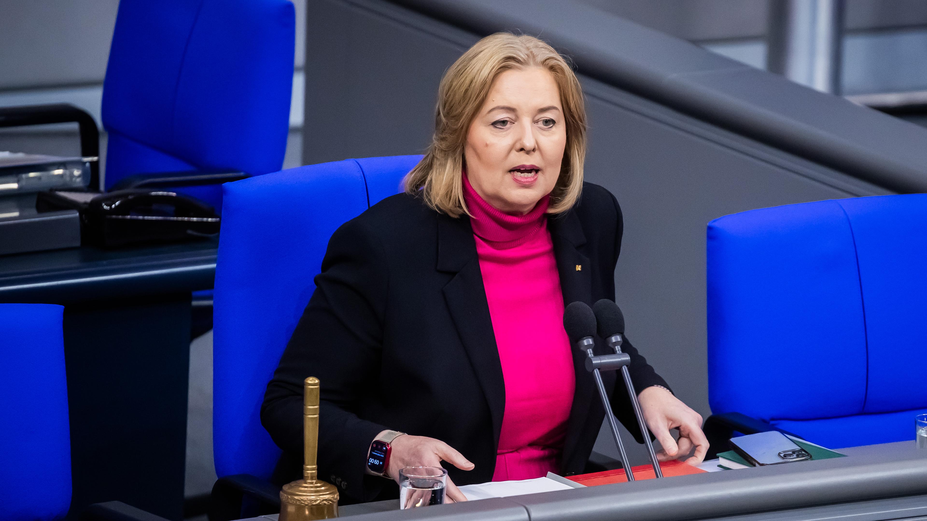 Berlin: Bundestagspräsidentin Bärbel Bas (SPD) eröffnet im Plenum des Deutschen Bundestages die Sitzung.