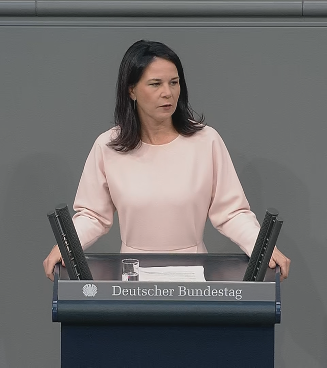 Grünen-Politkerin Annalena Baerbock am Rednerpult im Bundestag