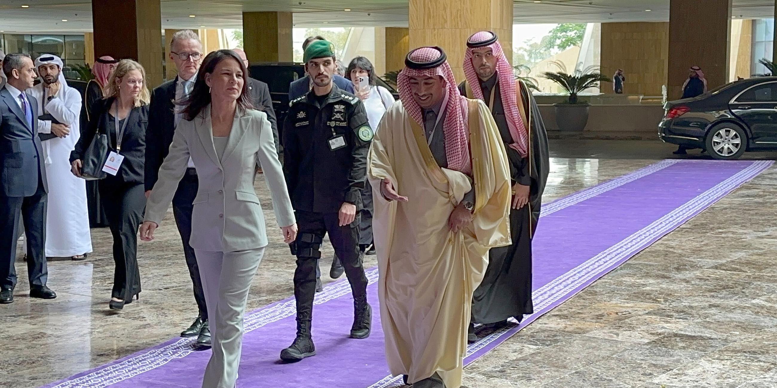 Annalena Baerbock kommt zu einem Außenminister-Treffen in Riad, Saudi-Arabien