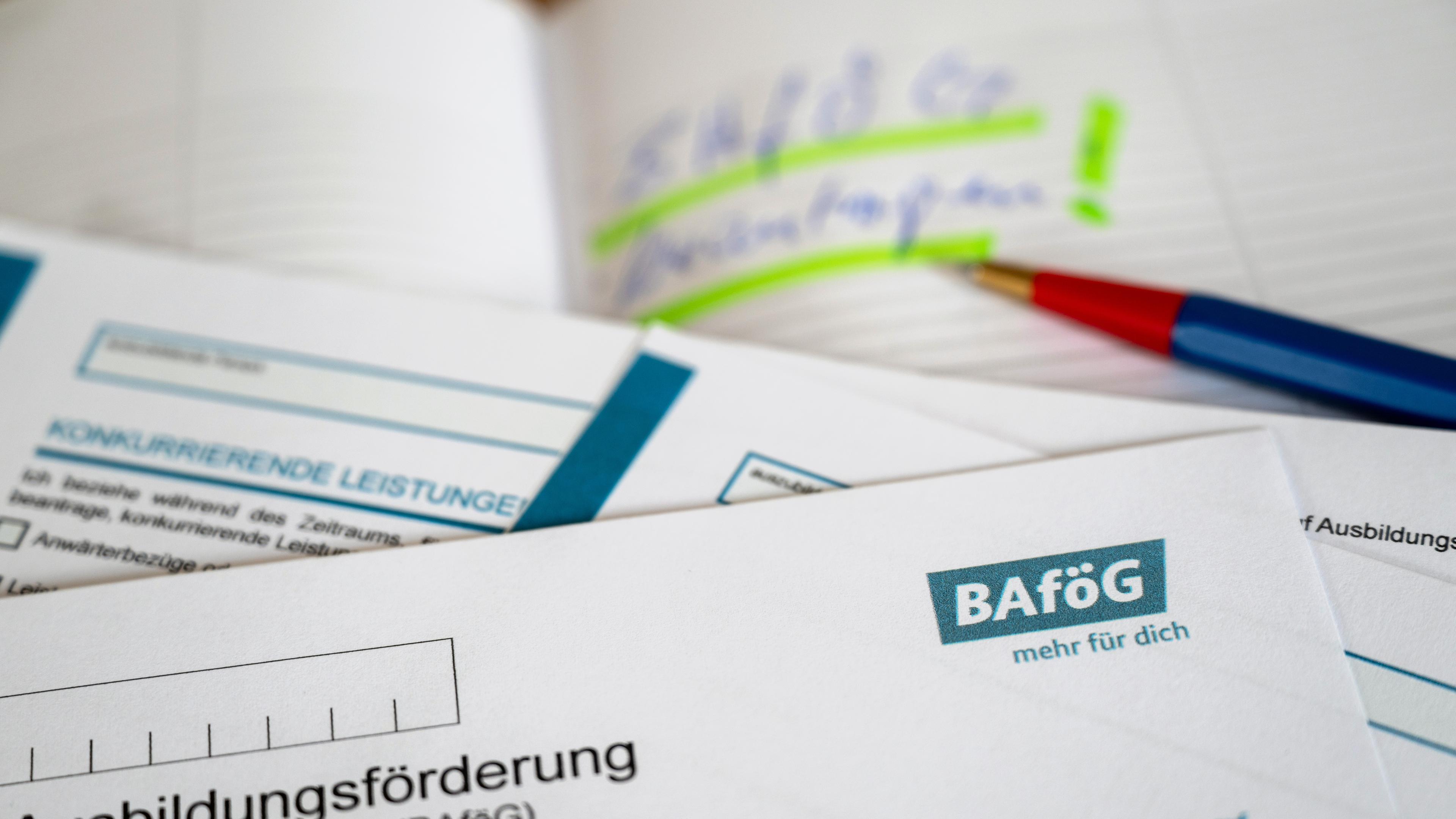  Sachsen, Leipzig: Unterlagen zur Bafög Beantragung liegen auf einem Tisch. Bedürftige Schüler und Studenten bekommen ab dem neuen Schuljahr und dem kommenden Wintersemester mehr Bafög. 