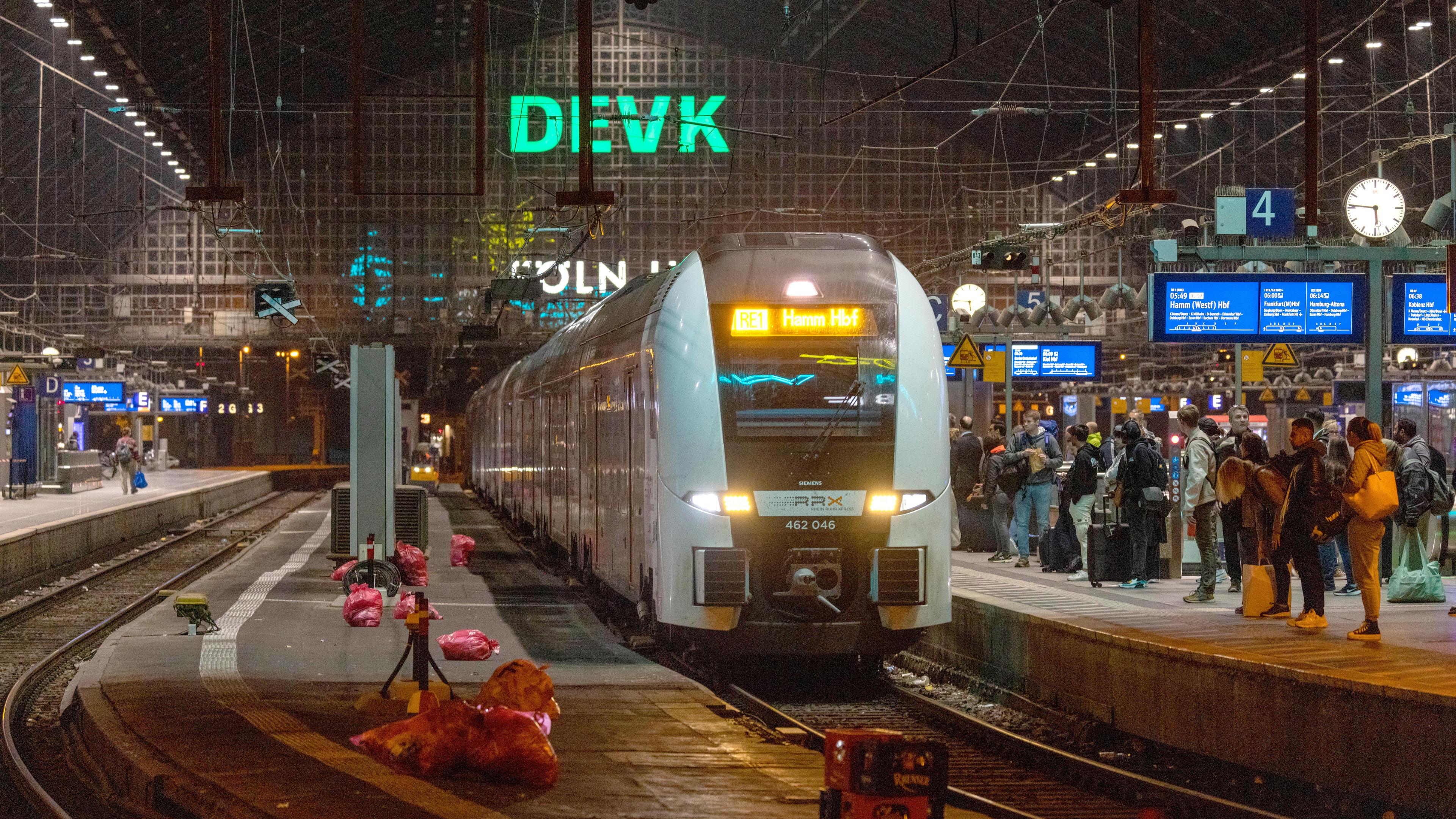 ICE fährt in Bahnhof ein