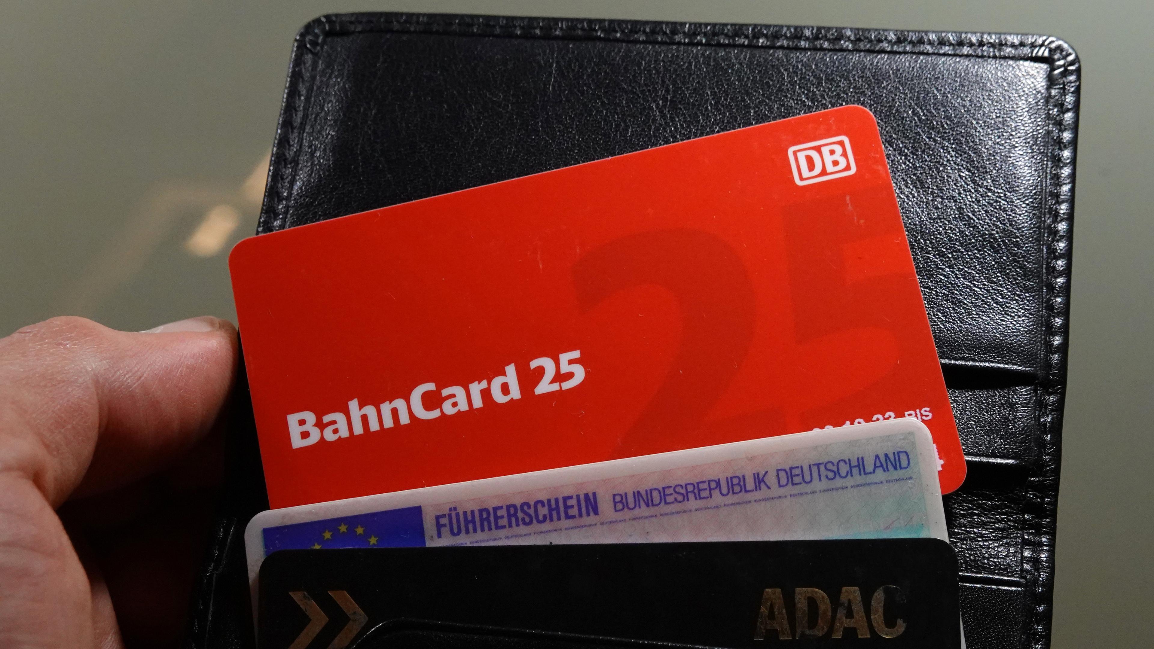 Eine Bahncard 25 steckt in einem Geldbeutel.