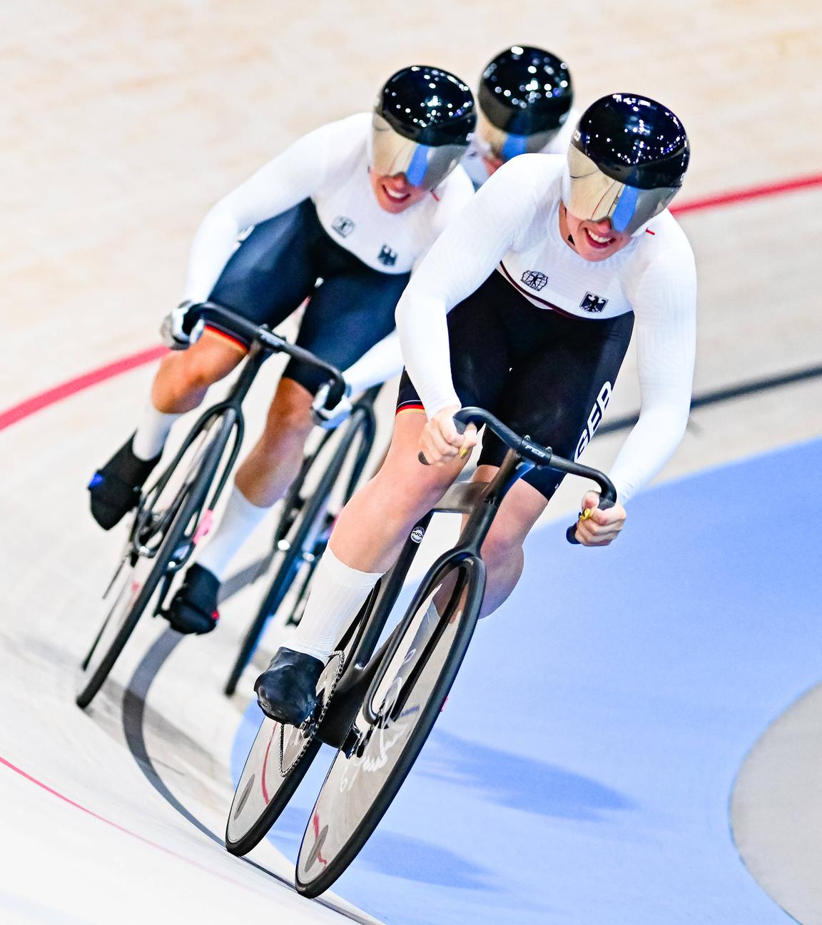 Die deutschen Frauen gewinnen das Rennen gegen die Niederlande und bekommen die Bronzemedaille beim Bahnrad fahren.
