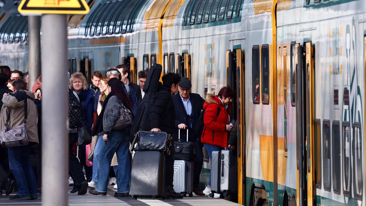 Bahn Und GDL Verhandeln Wieder - Vorerst Keine Streiks - ZDFheute