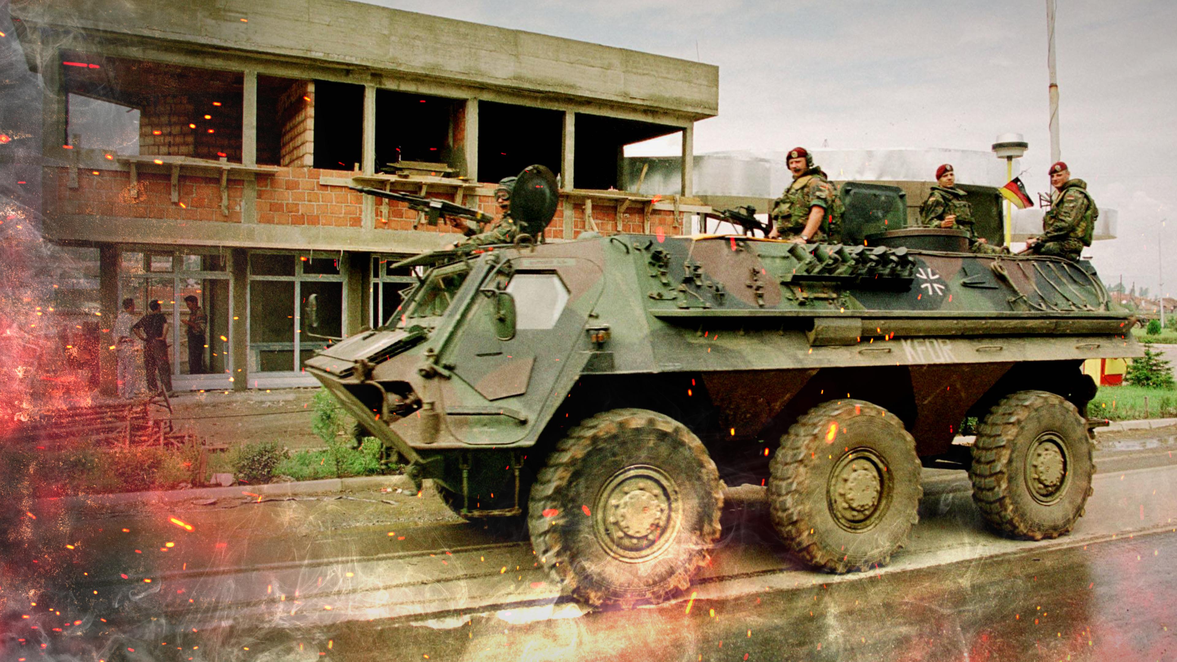 Deutsche KFOR-Truppen fahren mit einem Panzer durch die Straßen