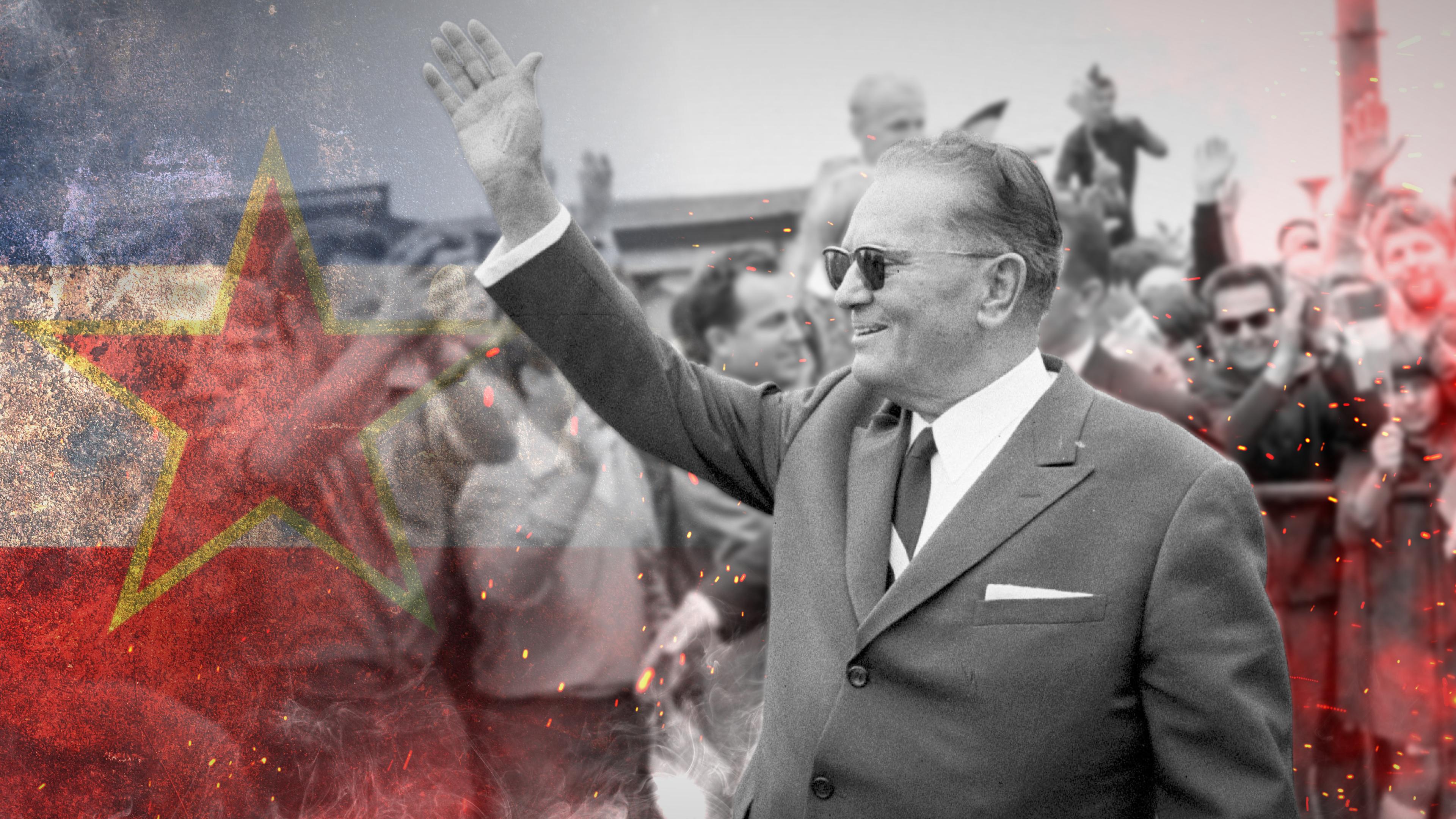 Im Zentrum der winkende jugoslawische Herrscher Josip Broz Tito, links die jugoslawische Flagge. 