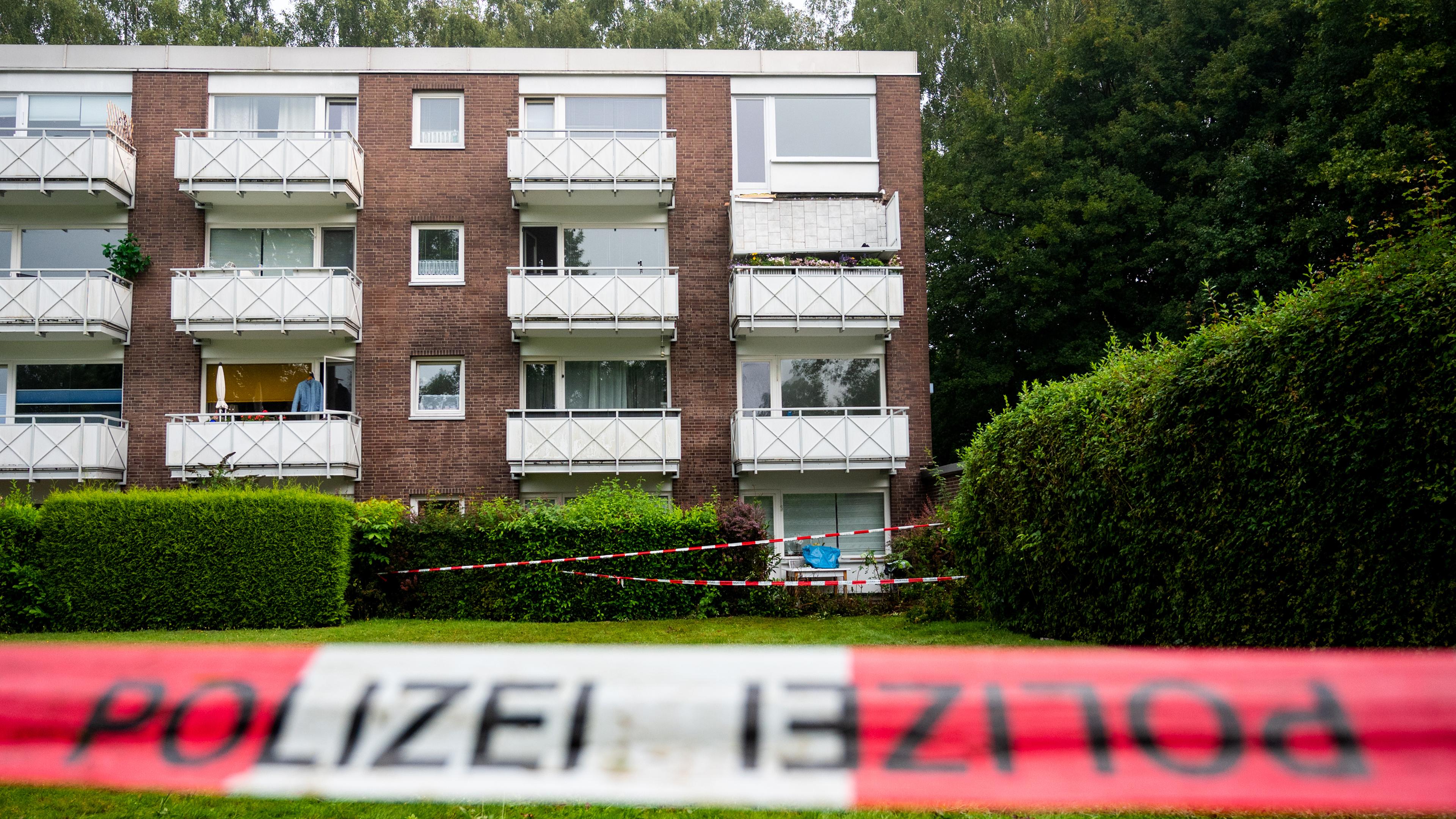 Absperrband der Polizei hängt im Stadtteil Langenhorn vor einem Mehrfamilienhaus. 