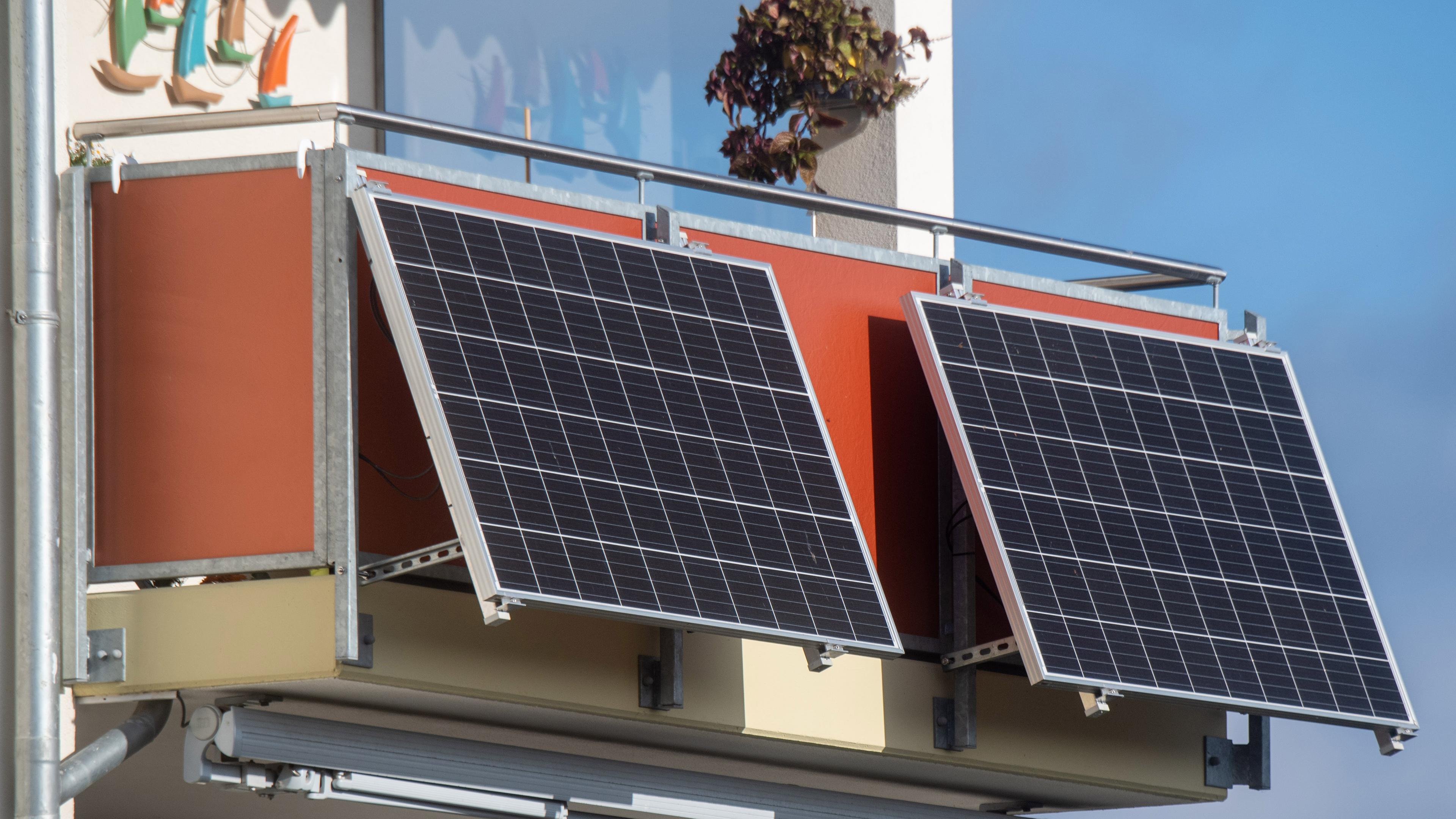 Solarpaneele, die an einem Balkon befestigt sind; 07.11.2022; Stralsund