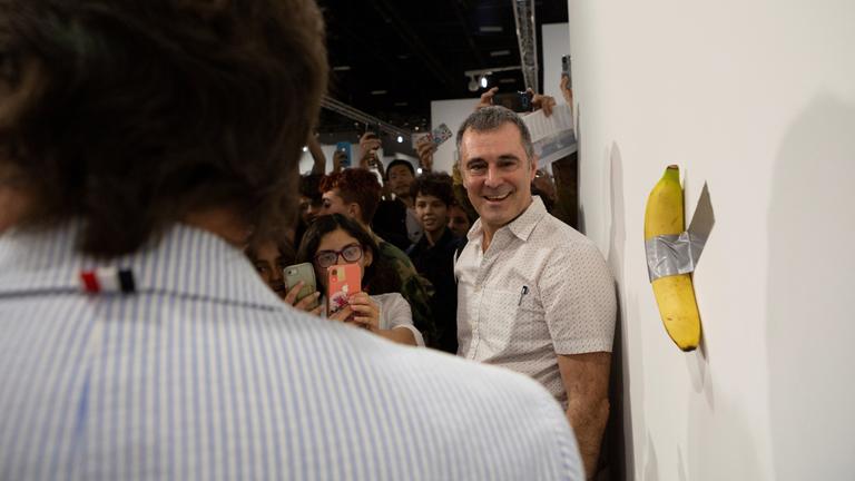 Art Basel In Miami Kunstler Isst 1 000 Dollar Banane Zdfheute