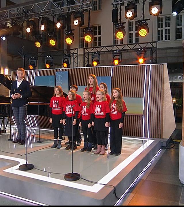 Benjamin Appl und der Kinderchor am Weinberg