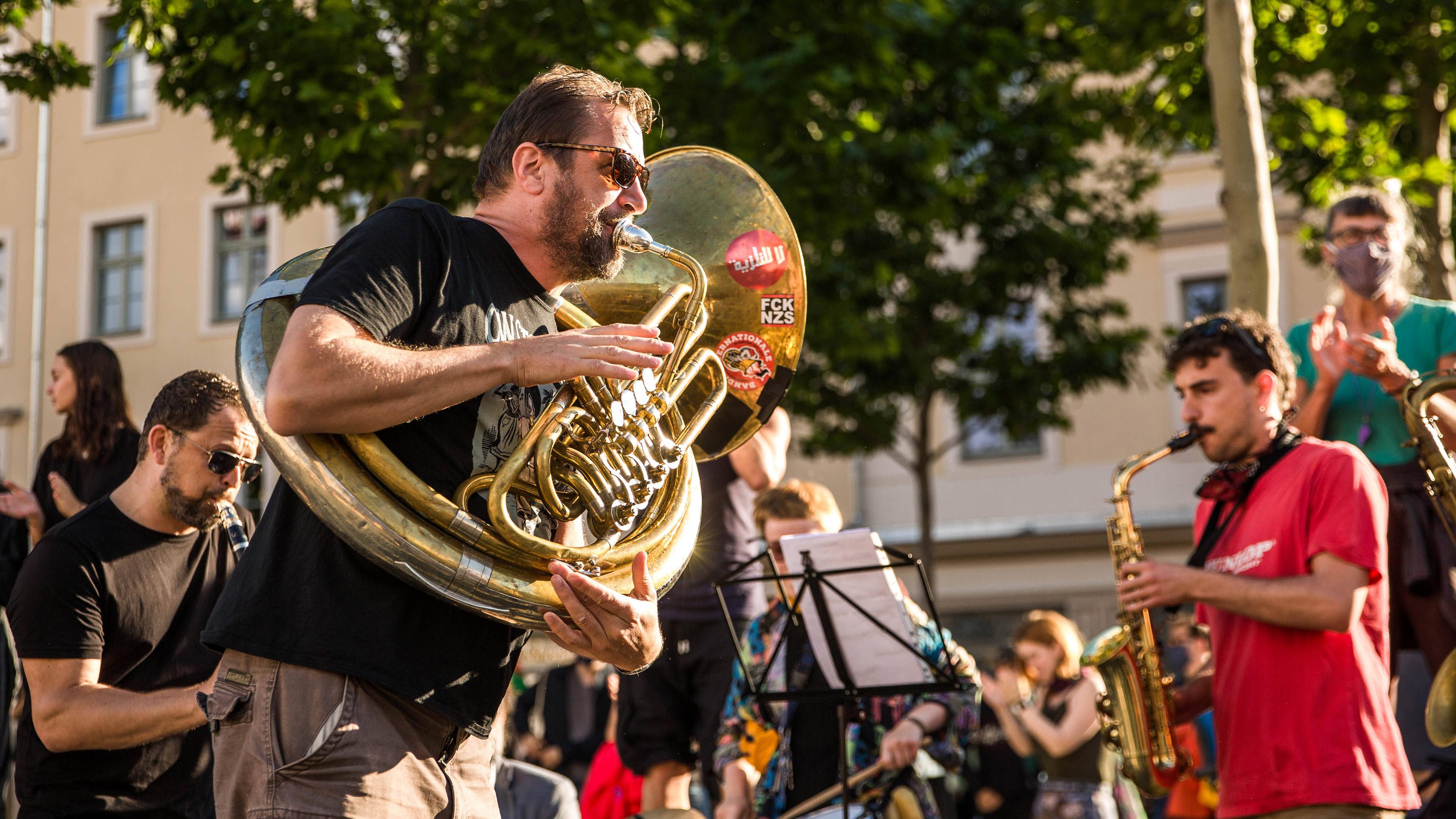 Ein Mann spielt Tuba auf einem Platz mit seiner Band Banda Comunale.
