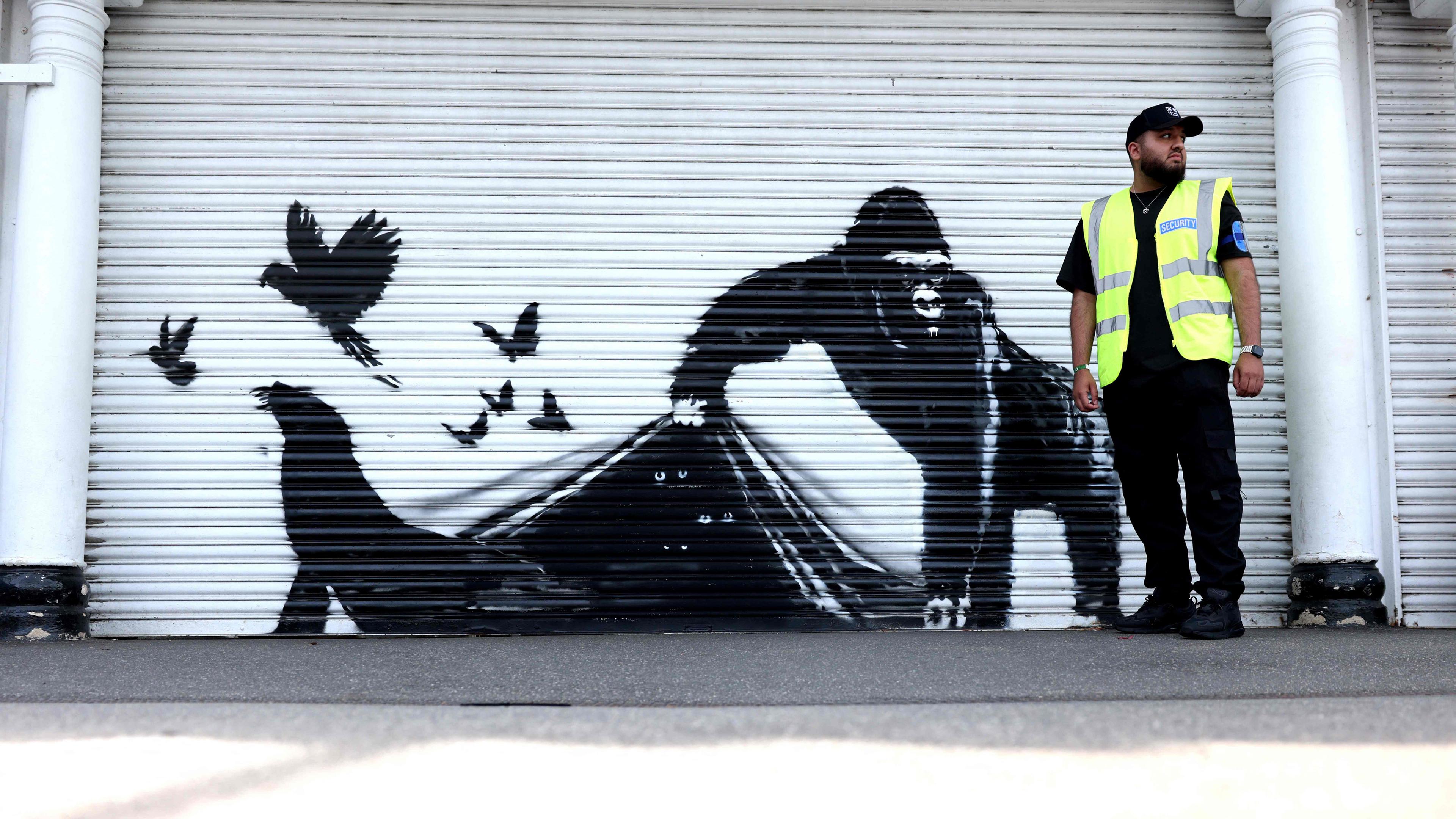 Ein Kunstwerk des Straßenkünstlers Banksy, das neunte, das in neun Tagen veröffentlicht wurde, zeigt einen Gorilla, der Tiere freilässt, auf der Vorderseite eines Rollladens vor dem Londoner Zoo am 13.08.2024