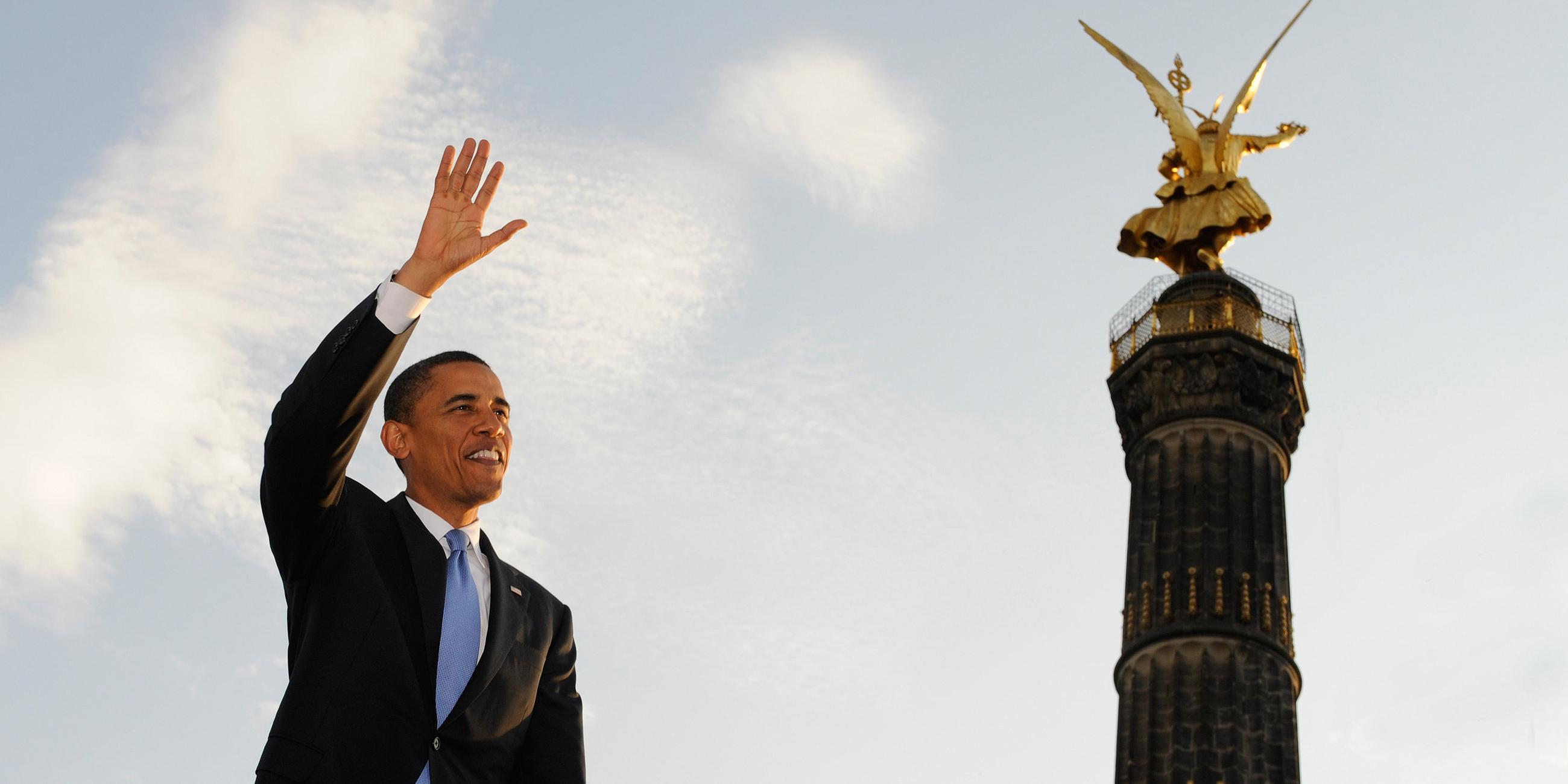 Barack Obama winkt an der Siegessäule 