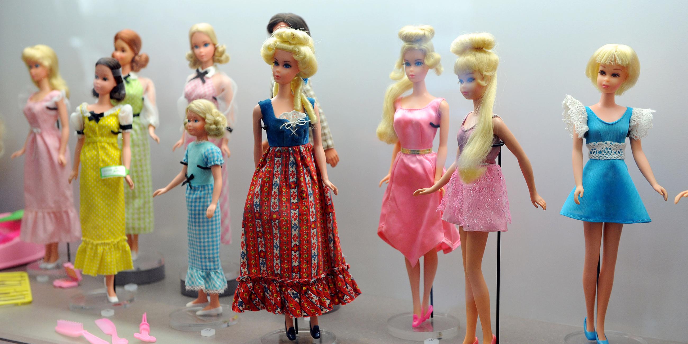 Barbiepuppen in verschiedenen Kleidungsstücken und Frisuren