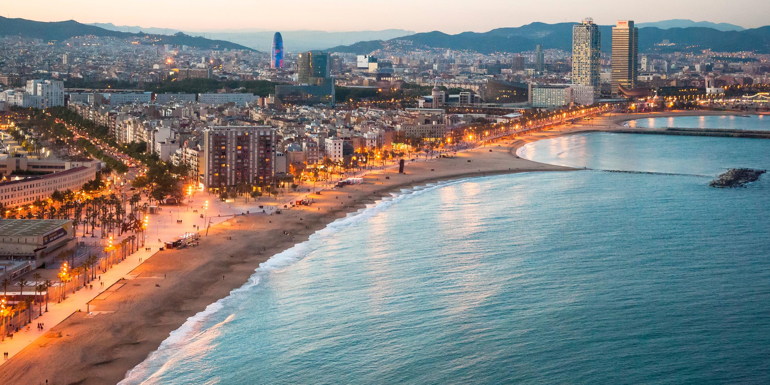 Archiv: Blick vom Hotel "W Barcelona" auf den Strand von La Barceloneta, Barcelona