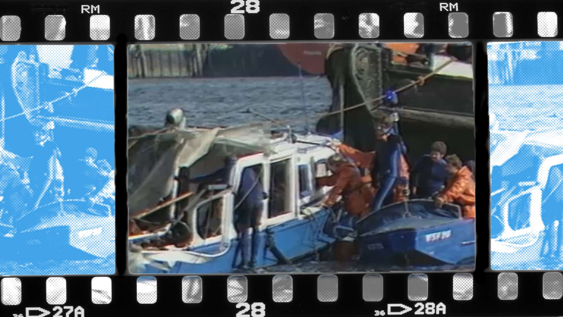 Die Barkasse "Martina" liegt schwer beschädigt in der Elbe am Hamburger Hafen.