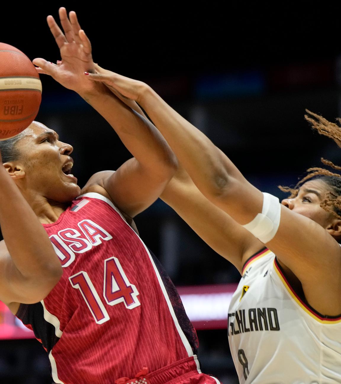 Nyara Sabally blockt im Basketball-Testspiel USA - Deutschland ihre Gegnerin Alyssa Thomas