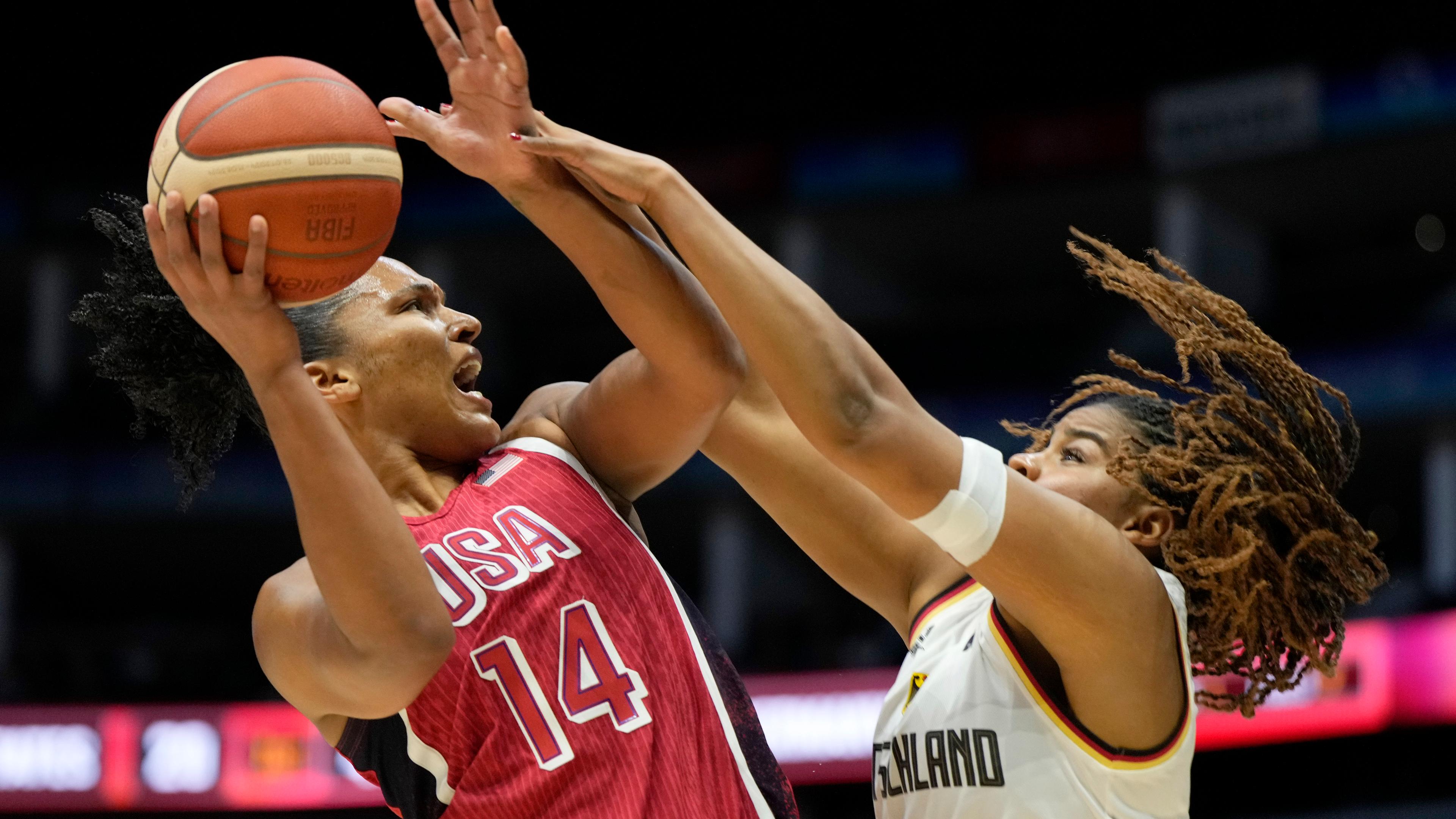 Nyara Sabally blockt im Basketball-Testspiel USA - Deutschland ihre Gegnerin Alyssa Thomas
