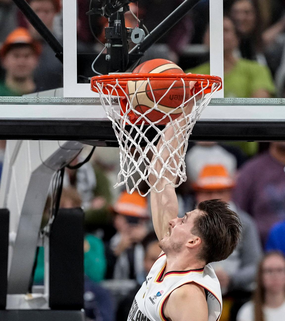 David Krämer im Spiel der Basketball-EM-Qualifikation gegen Schweden beim Dunking