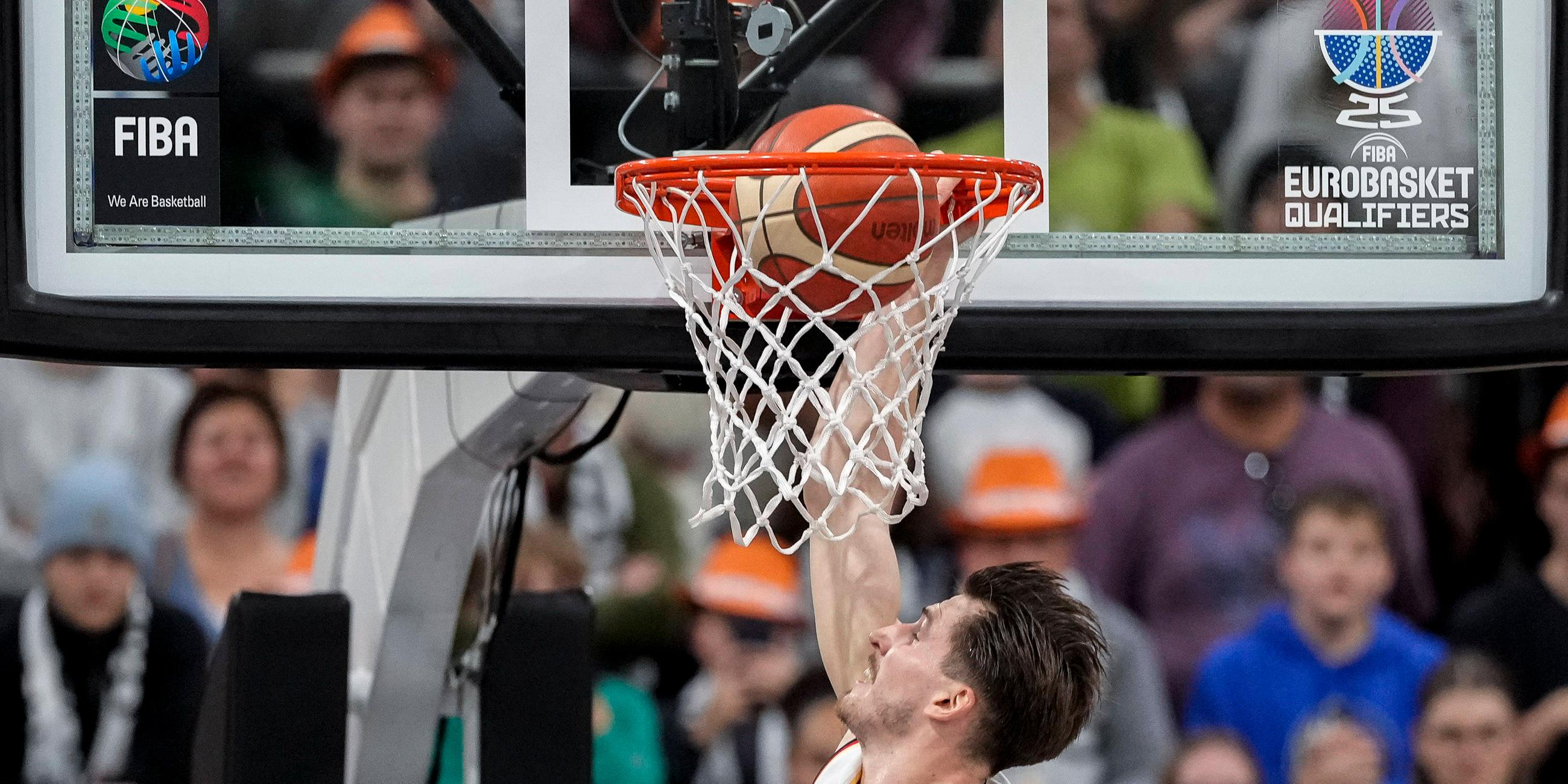 David Krämer im Spiel der Basketball-EM-Qualifikation gegen Schweden beim Dunking