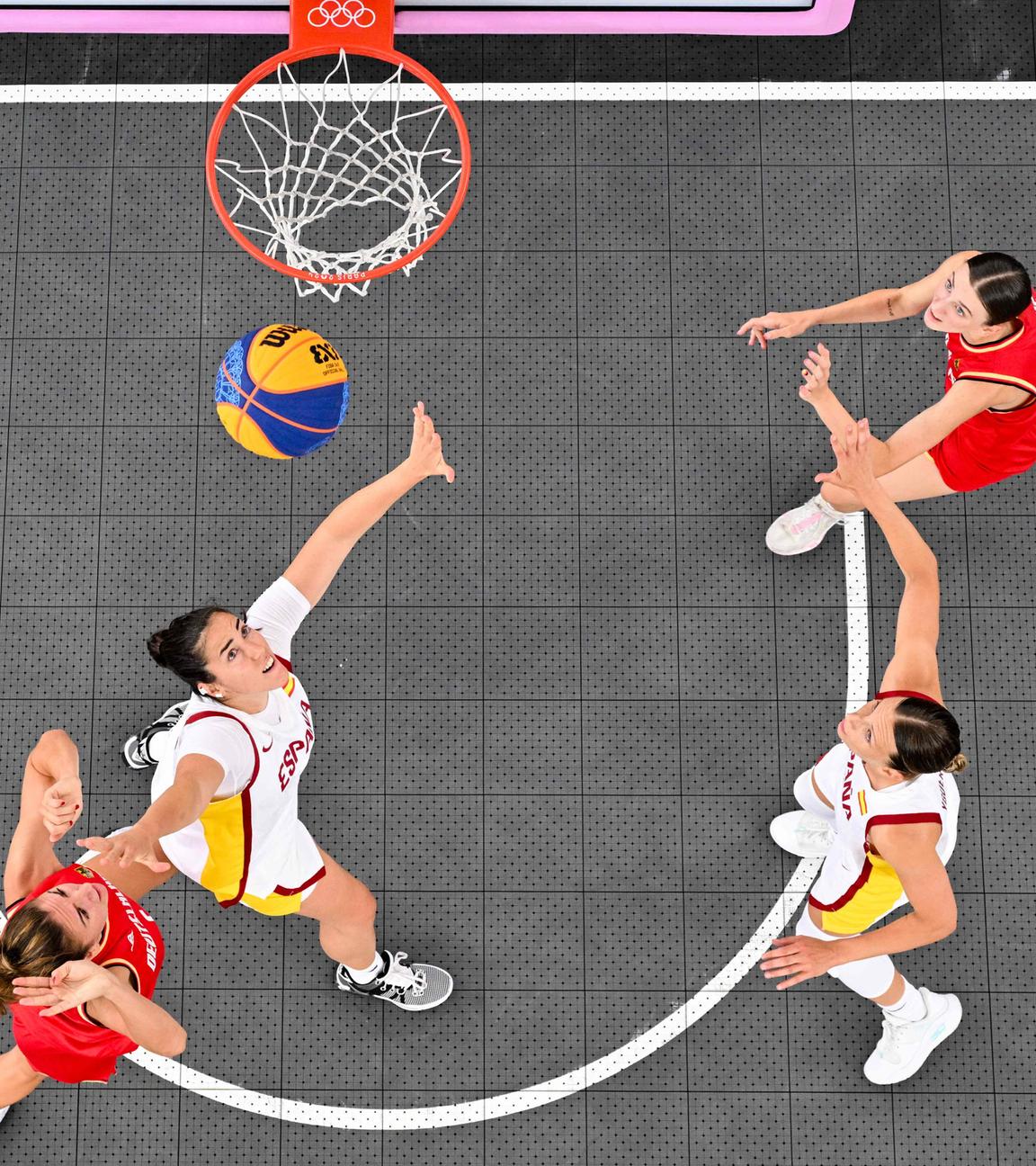 Die deutschen Frauen spielen gegen die spanischen Frauen beim 3x3 Basketball bei den olympischen Spielen 2024.