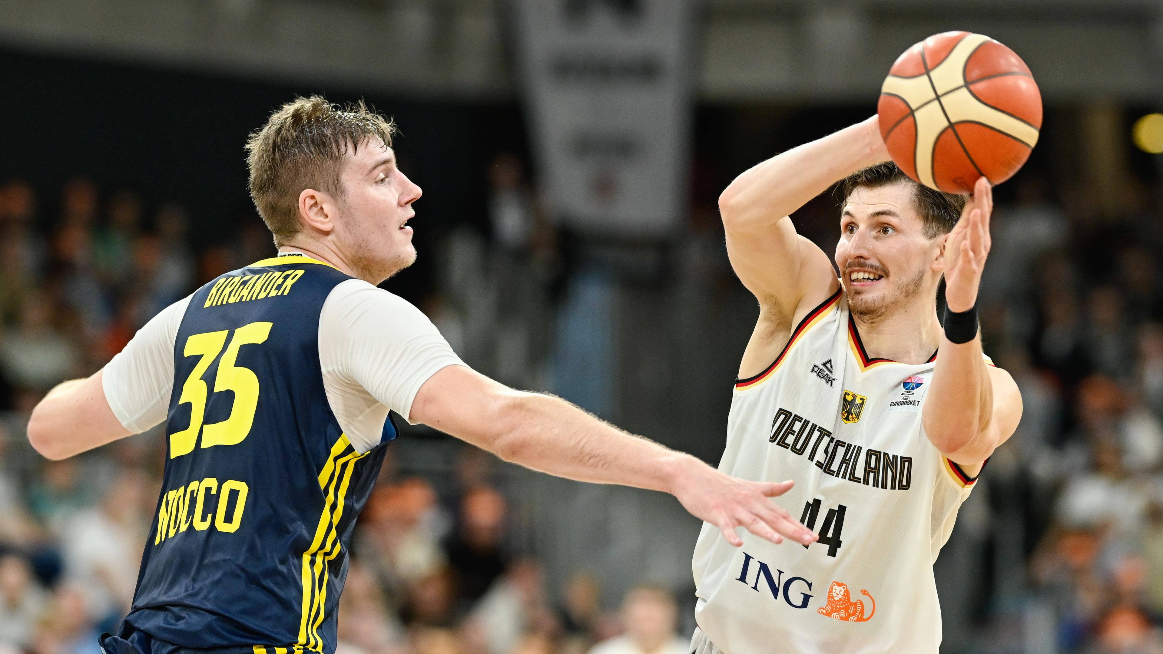 Basketball: EM-Qualifikation, Deutschland - Schweden: Schwedens Simon Birgander (l.) versucht David Krämer am Pass zu hindern.