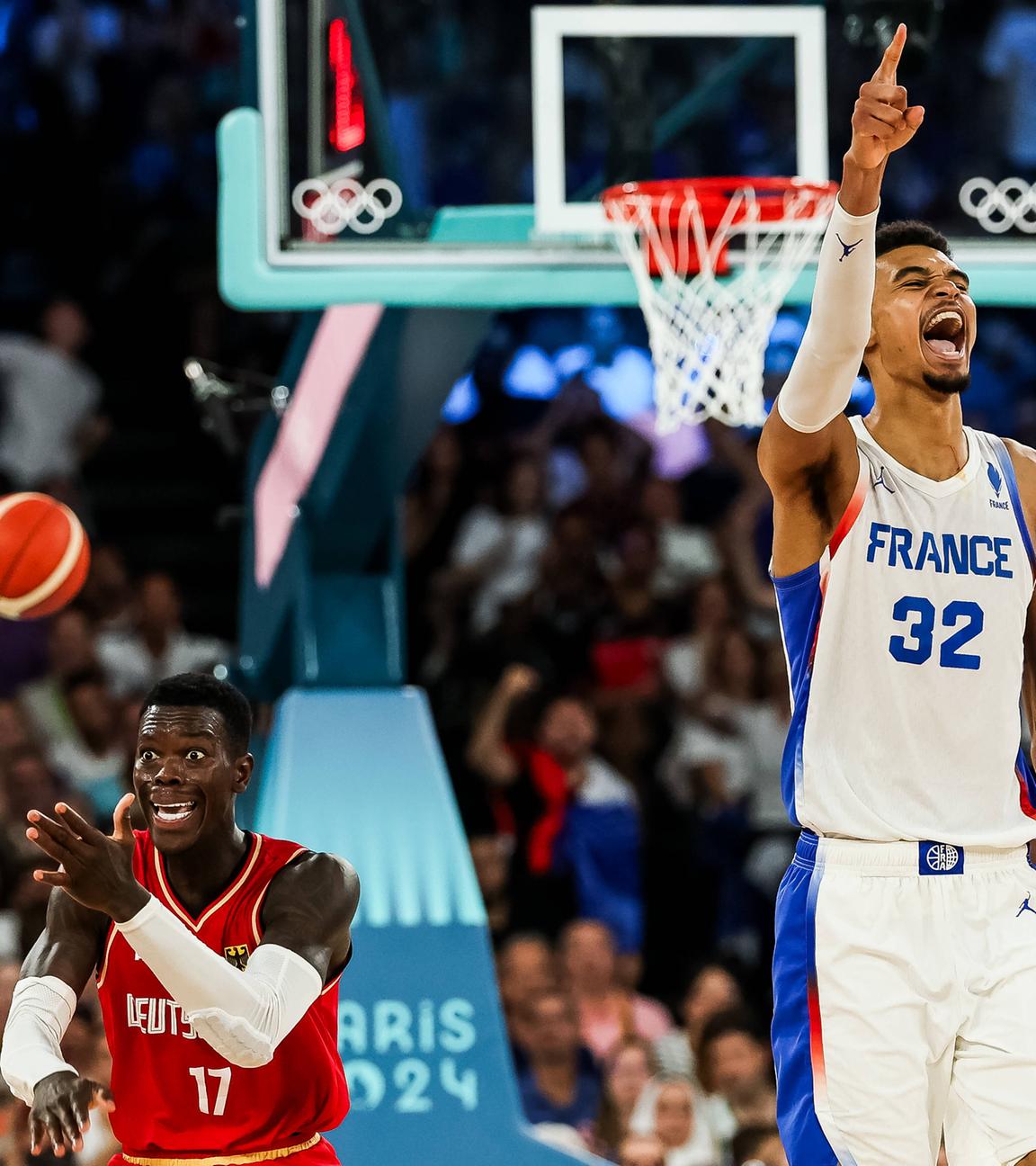 Dennis Schröder (Deutschland) fassungslos über eine Schiedsrichterentscheidung kurz vor Schluss und Victor Wembanyama (Frankreich), der über Frankreichs Sieg jubelt.