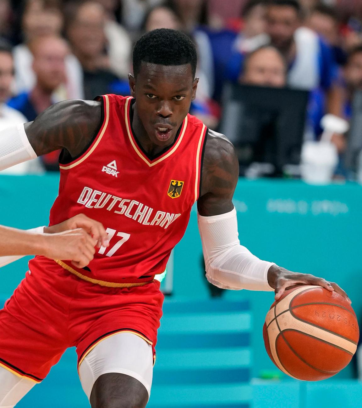 Der deutsche Basketballer Dennis Schröder in Aktion während dem Spiel gegen Frankreich.