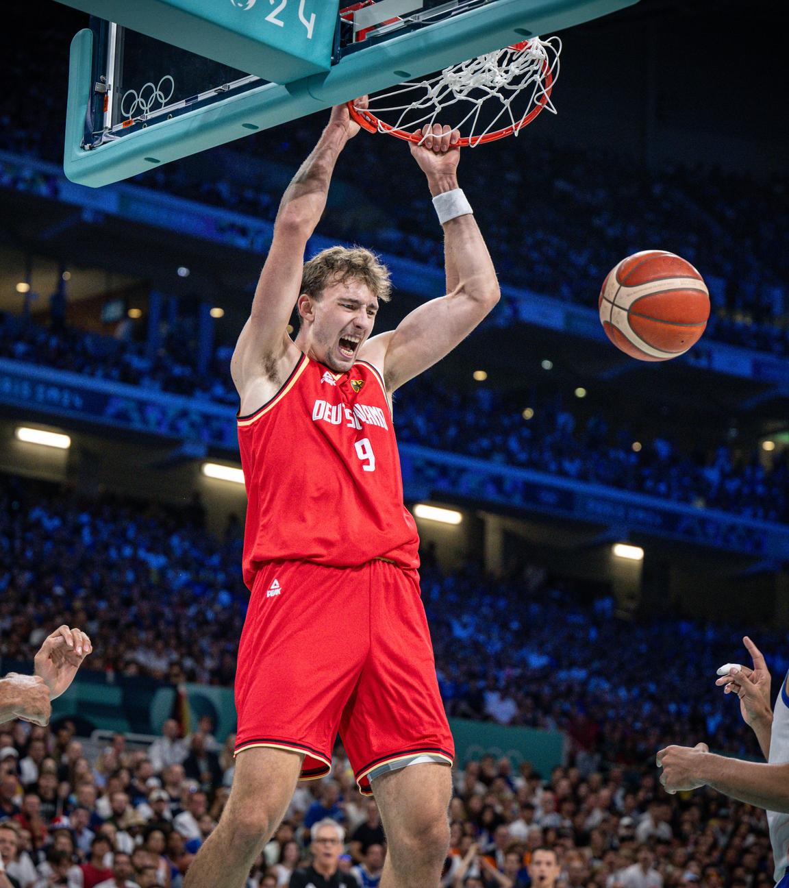 Der deutsche Basketballer Franz Wagner erziehlt einen Punkt gegen Frankreich bei den olympischen Spielen 2024.