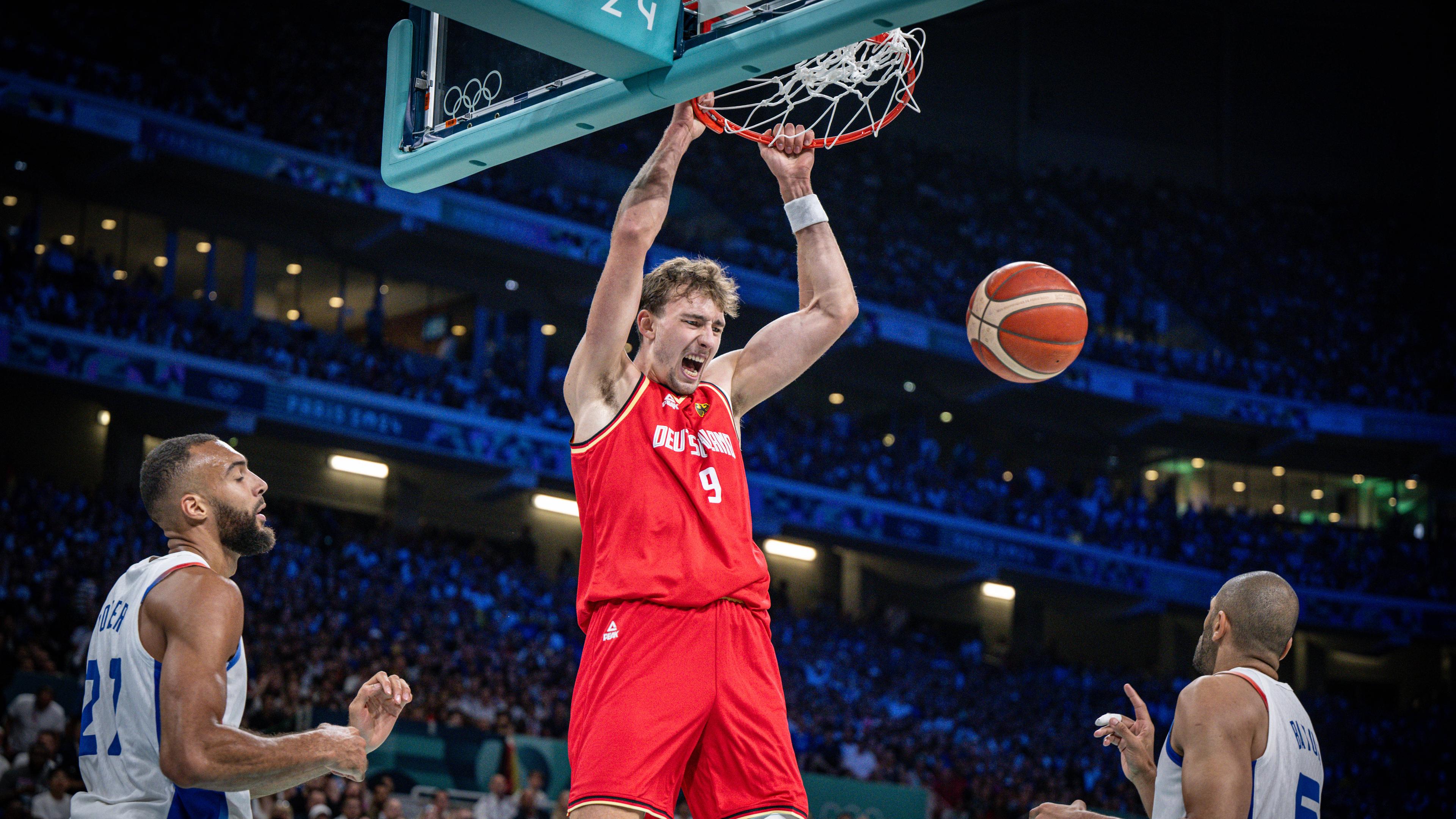 Der deutsche Basketballer Franz Wagner erziehlt einen Punkt gegen Frankreich bei den olympischen Spielen 2024.