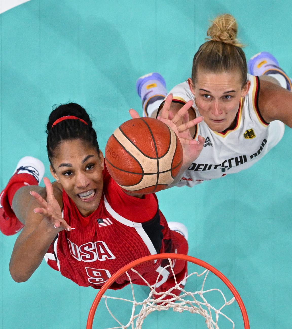 US-Amerikanerin A'ja Wilson und Deutschlands Marie Gülich in Aktion.