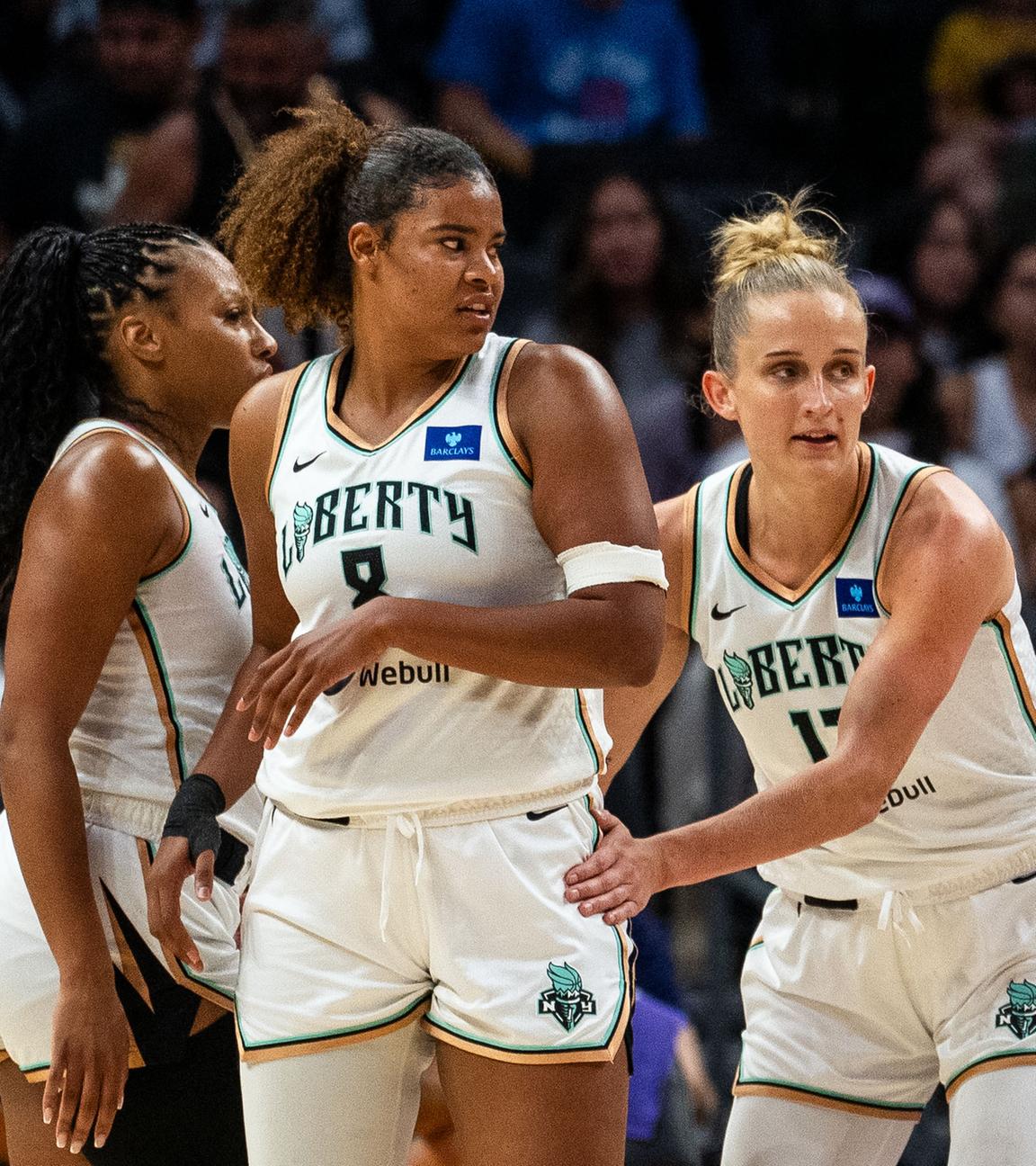 Die beiden Basketballerinnen Nyara Sabally (l.) und Leonie Fiebich in Aktion. 