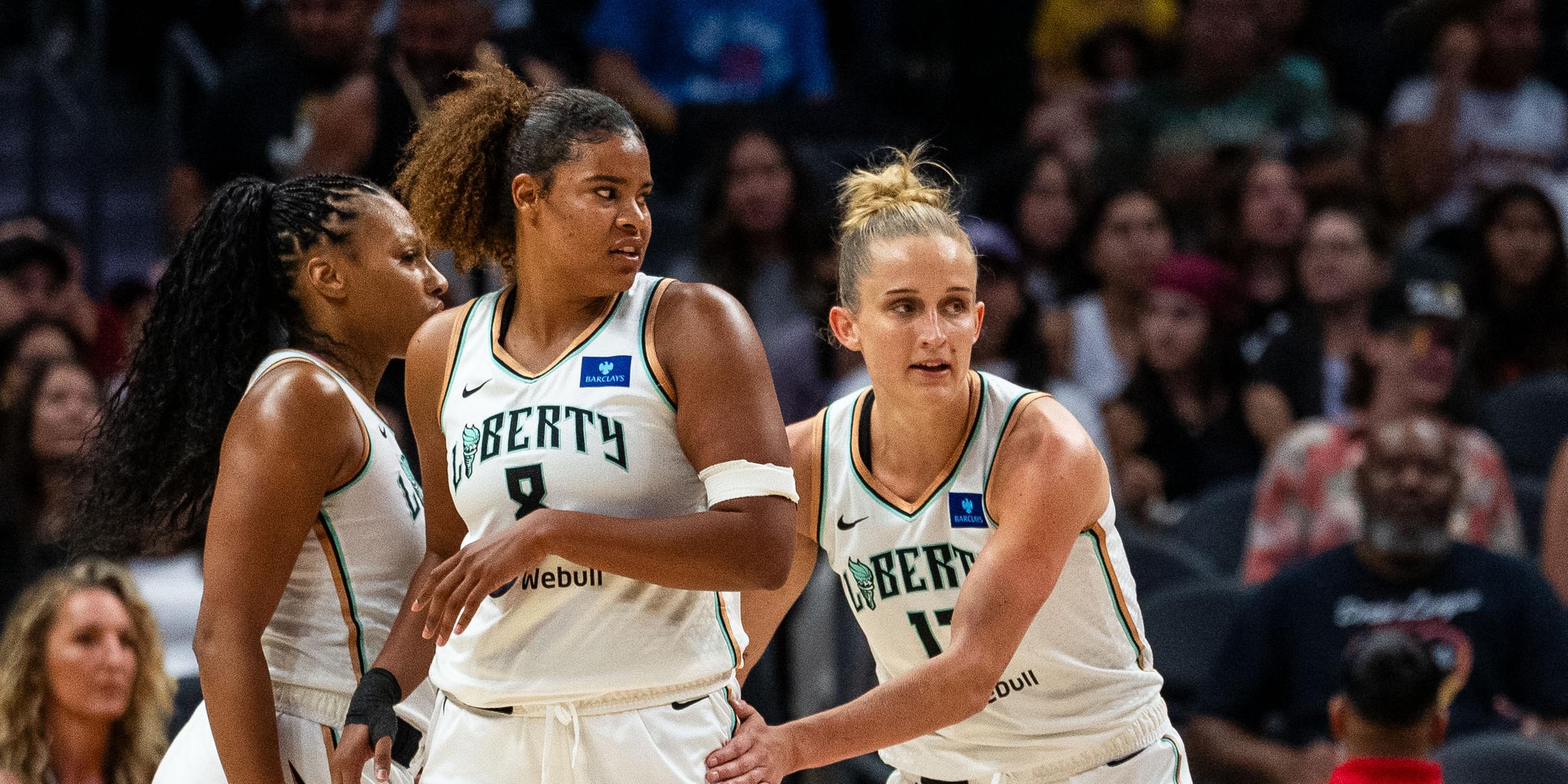 WNBA-Spielerinnen Nyara Sabally (l.) und Leonie Fiebich im Trikot von New York Liberty