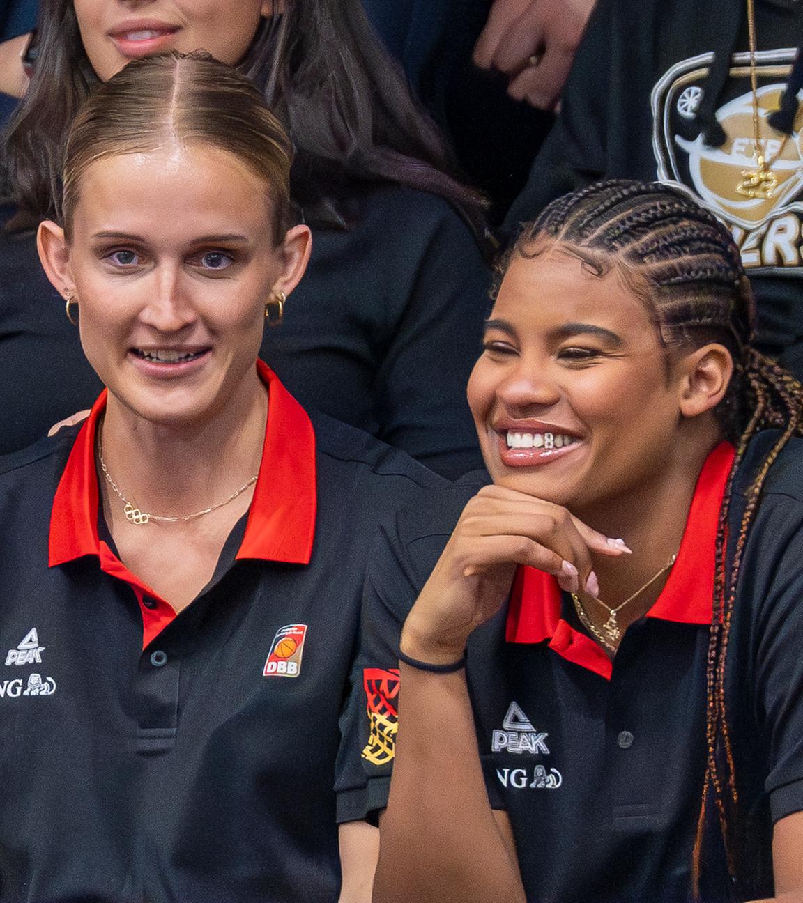 Leonie Fiebich (l) und Nyara Sabally sitzen auf der Tribüne.