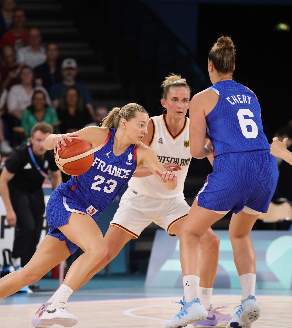 Die Französin Marine Johannes kämpft mit der deutschen Leonie Fiebich um den Ball beim Viertelfinale von Basketball.