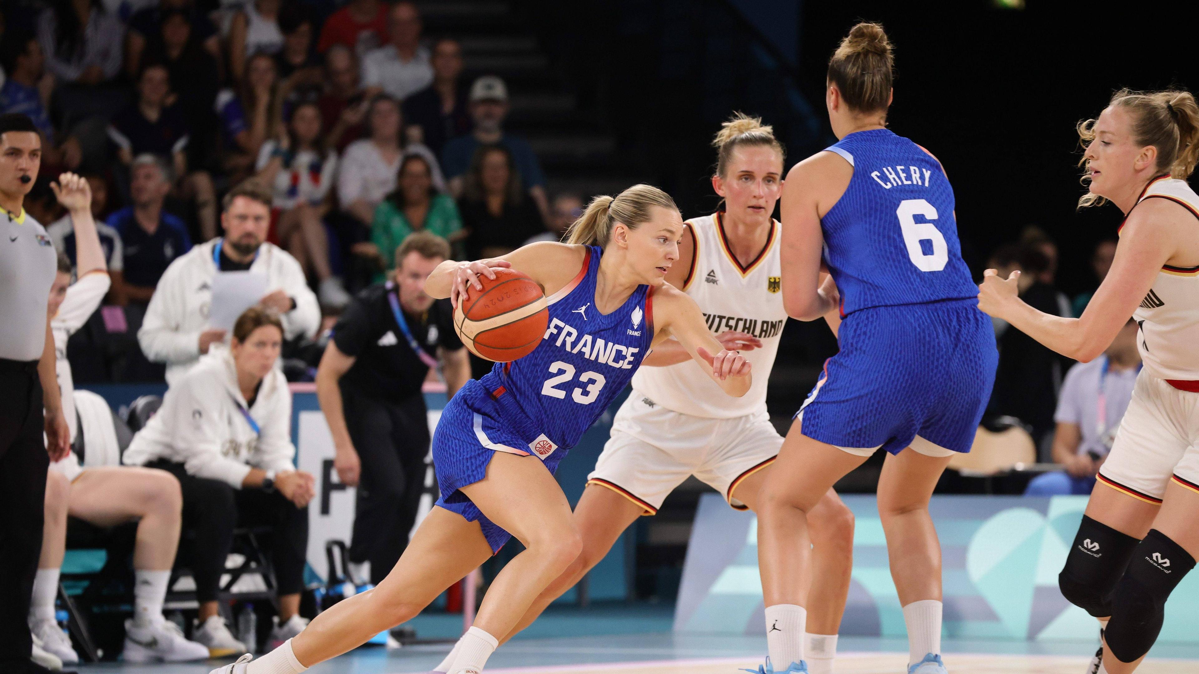 Die Französin Marine Johannes kämpft mit der deutschen Leonie Fiebich um den Ball beim Viertelfinale von Basketball.