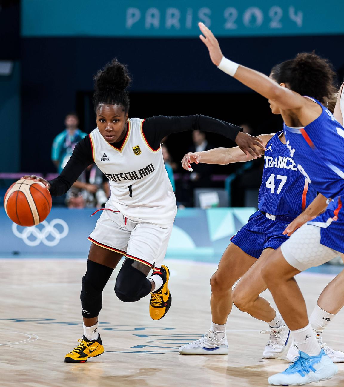 Die deutschen Basketballerin Alexis Peterson in Aktion gegen Frankreichs Janelle Salaun beim Viertelfinale.