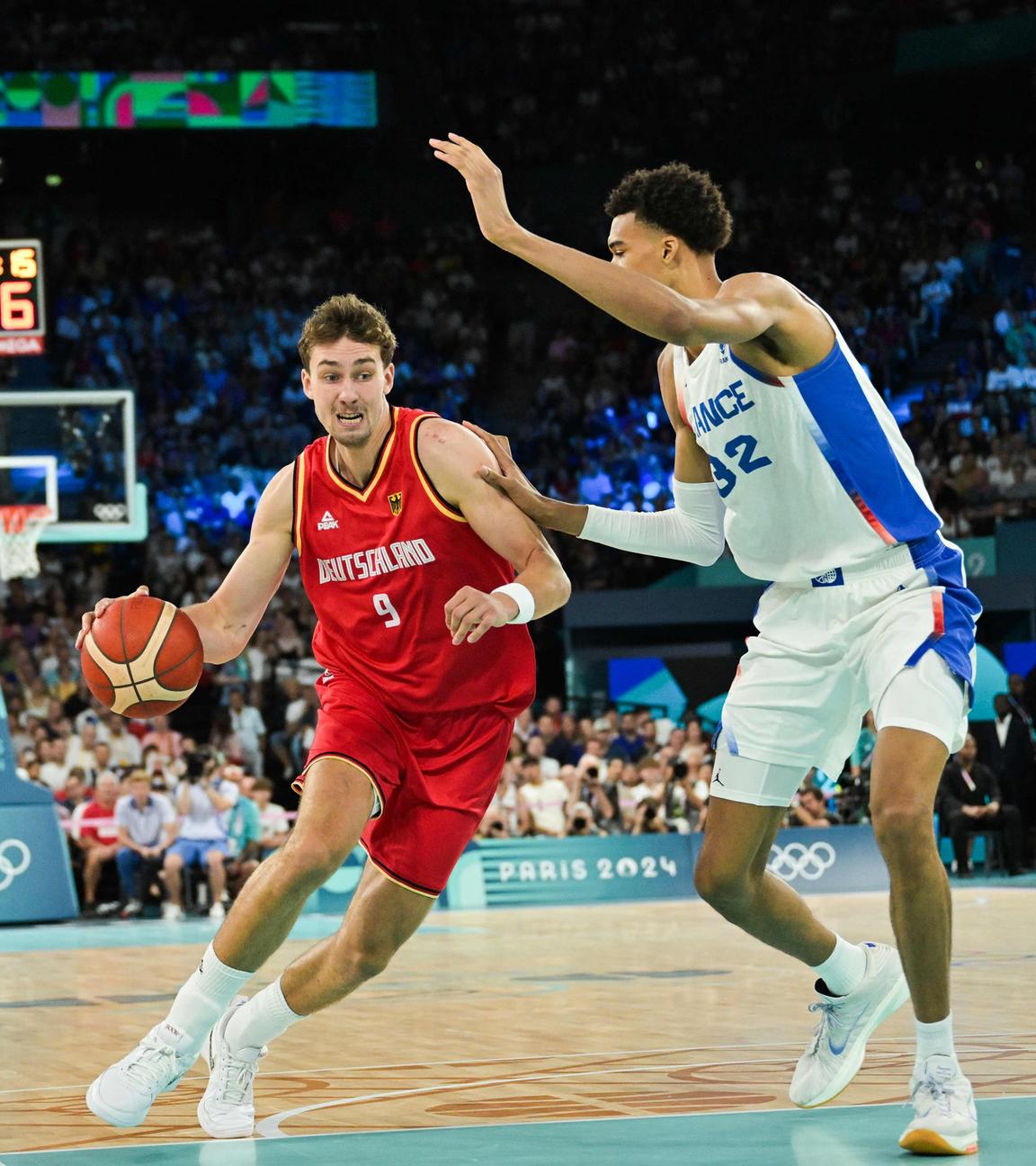 Der deutsche Basketballer Franz Wagner in Aktion gegen Frankreichs Victor Wembanyama beim Basketball-Halbfinale.