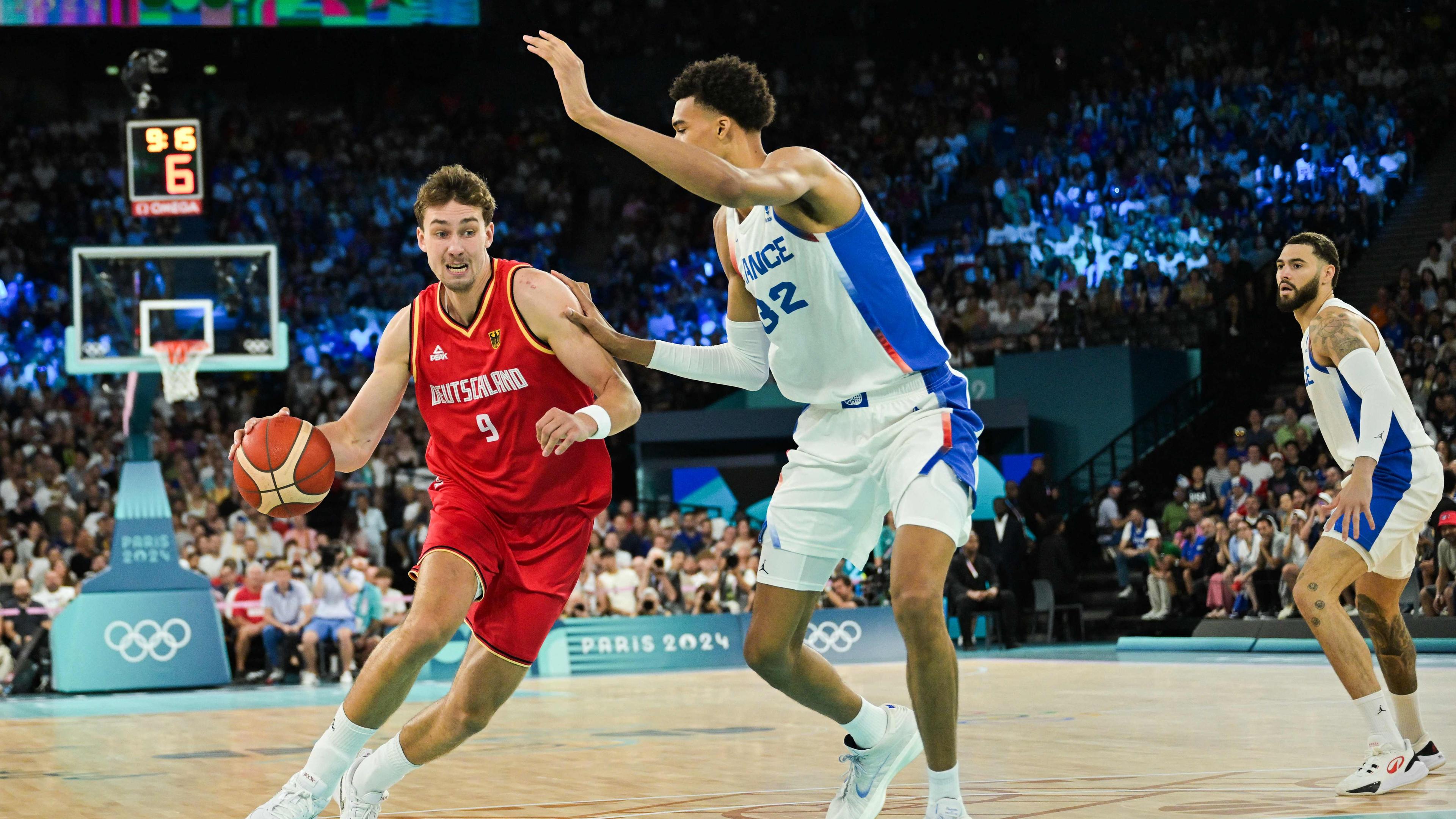 Der deutsche Basketballer Franz Wagner in Aktion gegen Frankreichs Victor Wembanyama beim Basketball-Halbfinale.