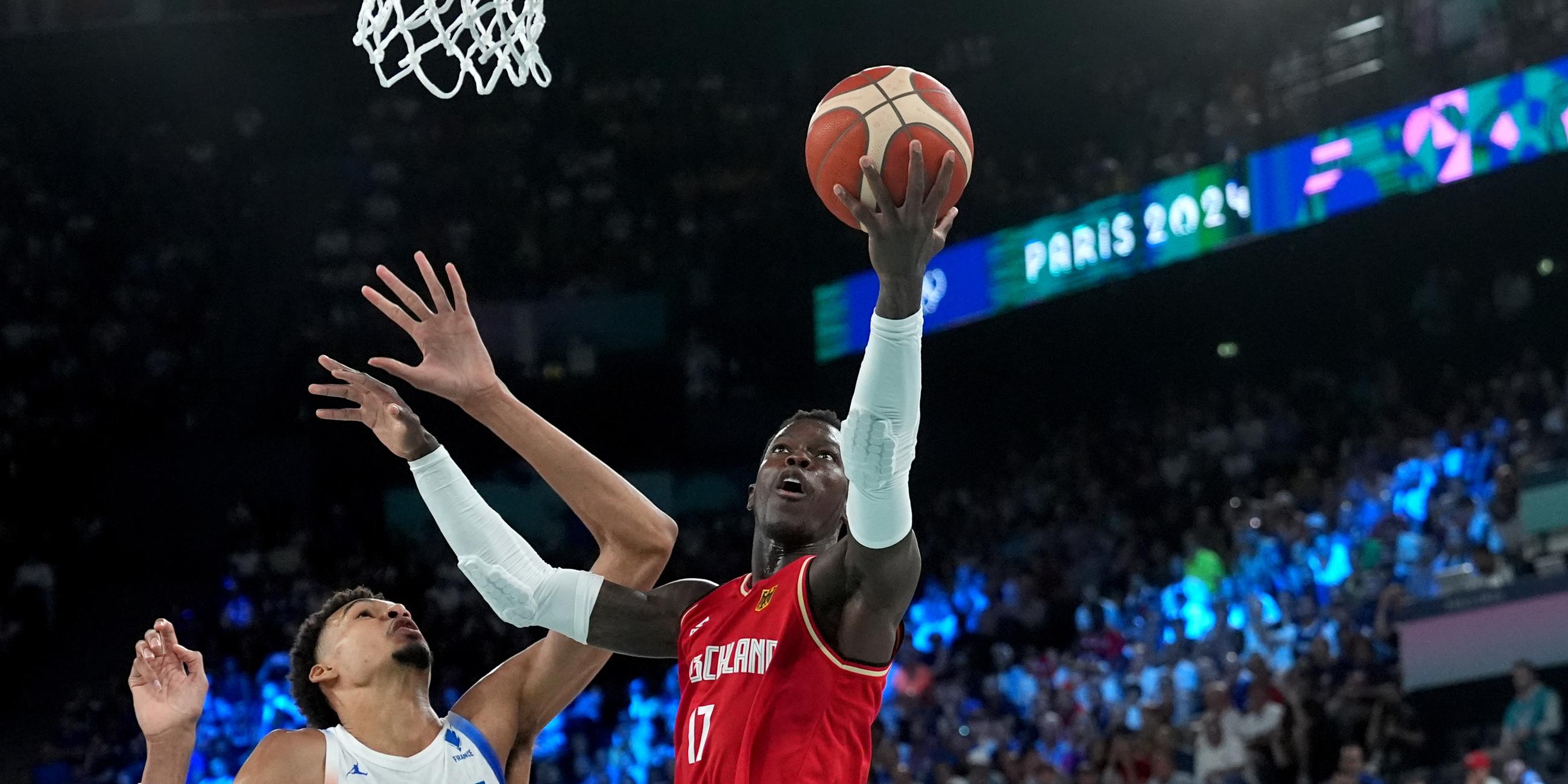 Der deutsche Basketballer Dennis Schröder wirft auf den Korb beim Basketball-Halbfinale gegen Frankreich.